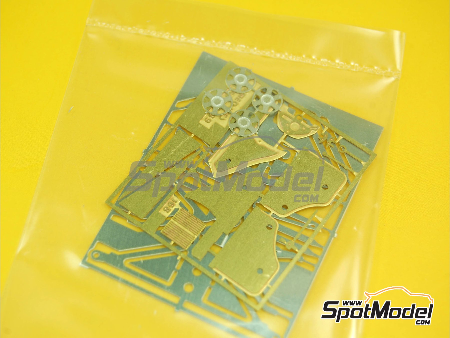 Image 6: Ligier Cosworth JS33 Equipo Equipe Ligier patrocinado por Gitanes - Gran Premio de Formula 1 de M&oacute;naco 1989 | Maqueta de coche en escala&nbsp;1/43 fabricado por Tameo Kits (ref.&nbsp;TMK098)