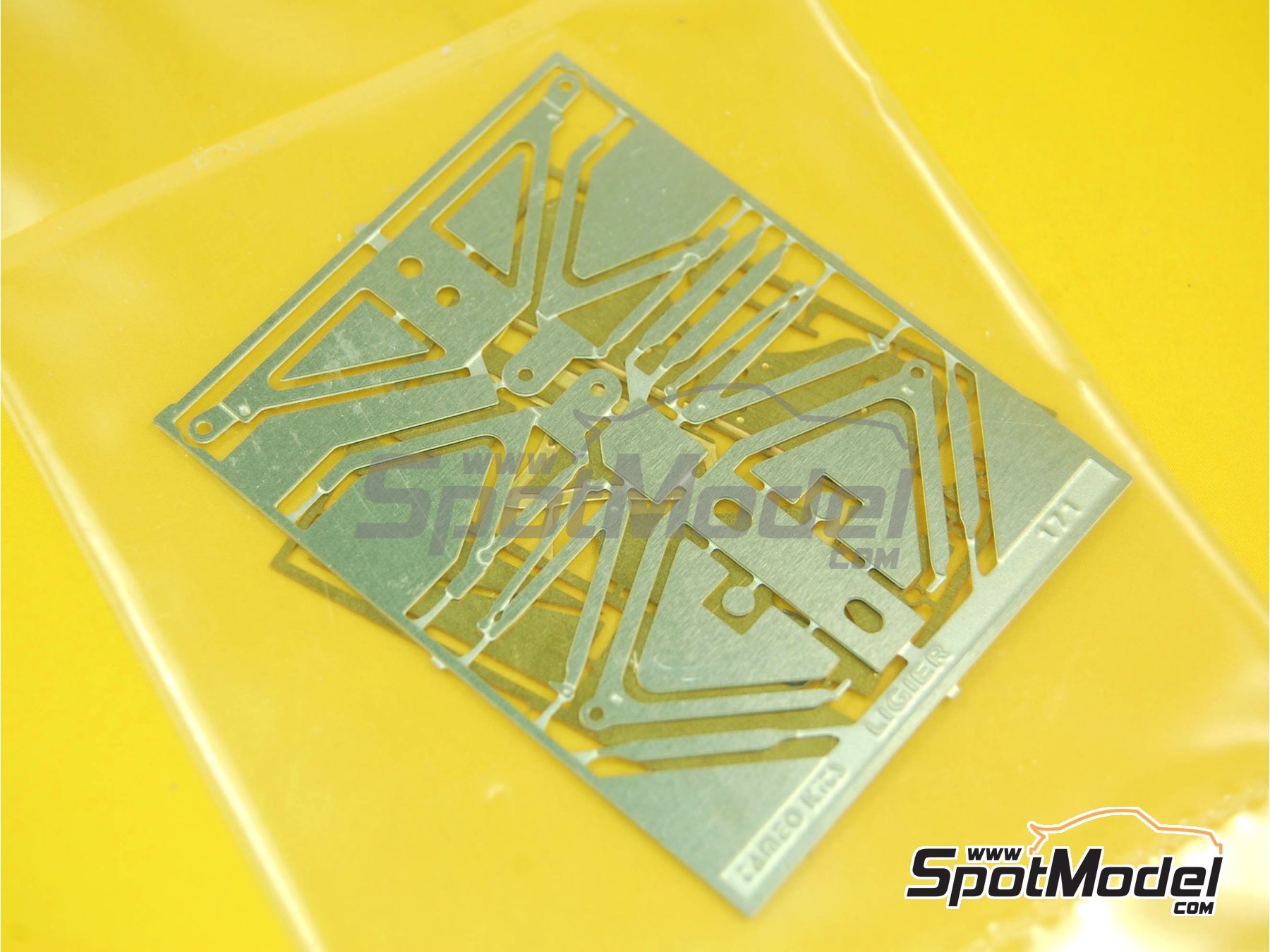 Image 7: Ligier Cosworth JS33 Equipo Equipe Ligier patrocinado por Gitanes - Gran Premio de Formula 1 de M&oacute;naco 1989 | Maqueta de coche en escala&nbsp;1/43 fabricado por Tameo Kits (ref.&nbsp;TMK098)