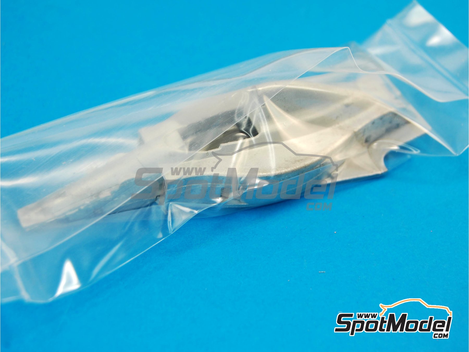 Image 7: Ferrari F1/89 640 Scuderia Ferrari Team sponsored by Marlboro - Hungarian Formula 1 Grand Prix 1989 | Car scale model kit in 1/43 scale manufactured by Tameo Kits (ref. TMK110)