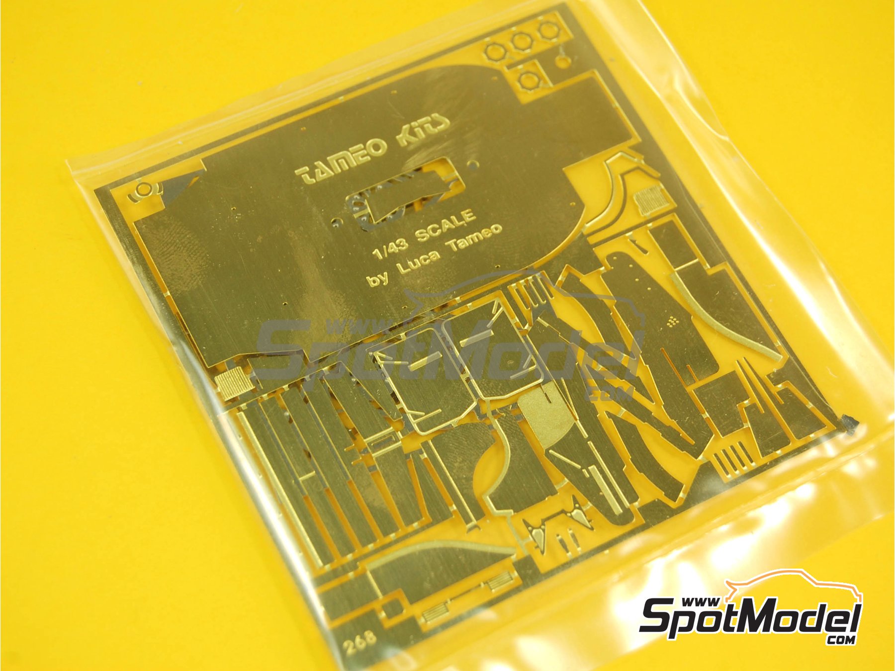 Image 7: Ferrari F92A Scuderia Ferrari Team sponsored by Marlboro - South African Formula 1 Grand Prix 1992 | Car scale model kit in 1/43 scale manufactured by Tameo Kits (ref.&nbsp;TMK152)