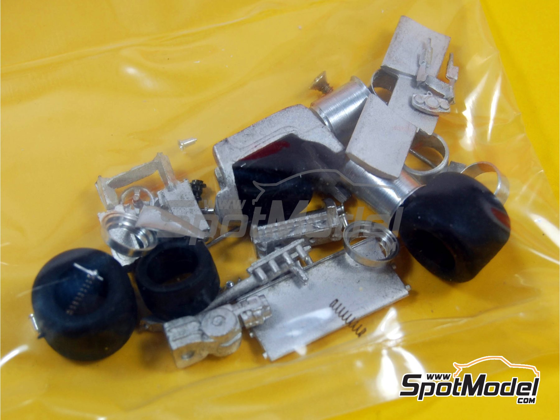 Image 5: Lotus Ford Type 79 patrocinado por Carta Blanca Marlboro - Gran Premio de F&oacute;rmula 1 de Brasil 1979 | Maqueta de coche en escala&nbsp;1/43 fabricado por Tameo Kits (ref.&nbsp;TMK176)