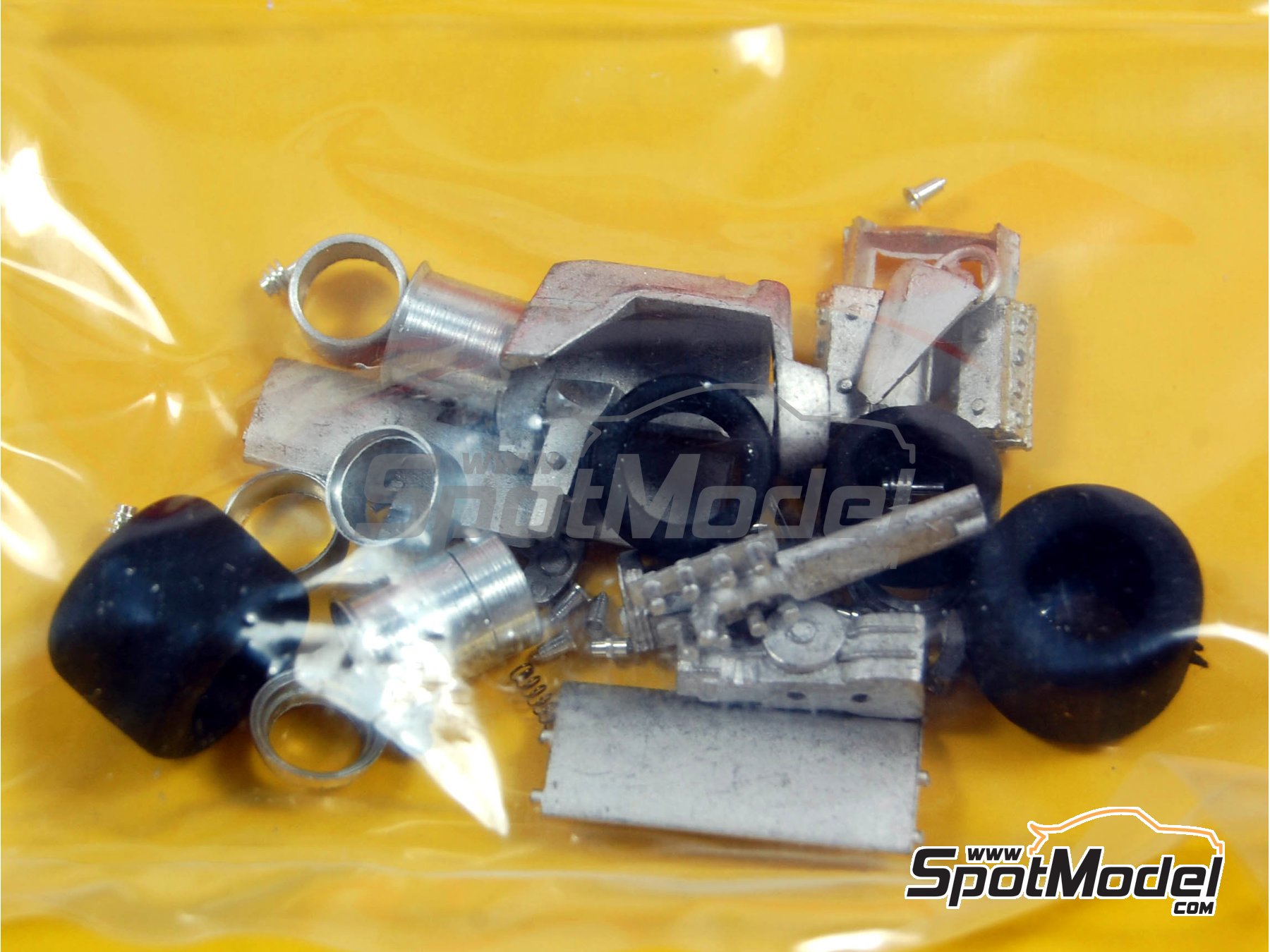 Image 6: Lotus Ford Type 79 patrocinado por Carta Blanca Marlboro - Gran Premio de F&oacute;rmula 1 de Brasil 1979 | Maqueta de coche en escala&nbsp;1/43 fabricado por Tameo Kits (ref.&nbsp;TMK176)