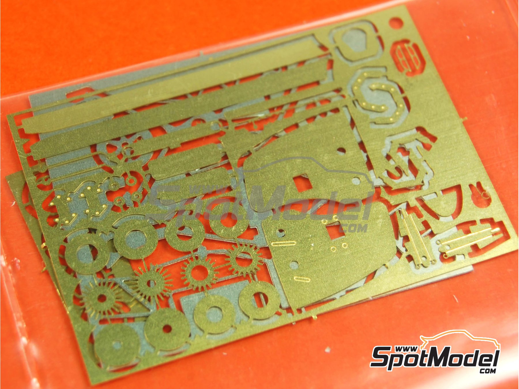 Image 8: Lotus Ford Type 79 patrocinado por Carta Blanca Marlboro - Gran Premio de F&oacute;rmula 1 de Brasil 1979 | Maqueta de coche en escala&nbsp;1/43 fabricado por Tameo Kits (ref.&nbsp;TMK176)