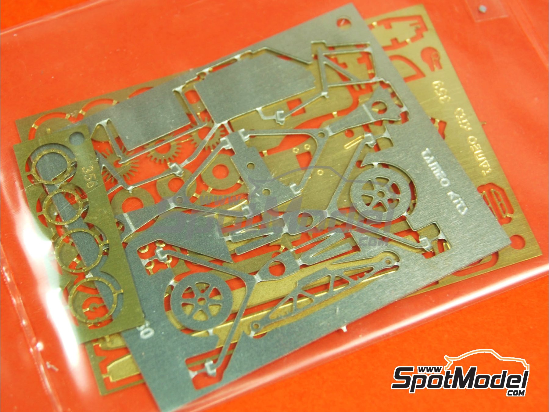 Image 9: Lotus Ford Type 79 patrocinado por Carta Blanca Marlboro - Gran Premio de F&oacute;rmula 1 de Brasil 1979 | Maqueta de coche en escala&nbsp;1/43 fabricado por Tameo Kits (ref.&nbsp;TMK176)