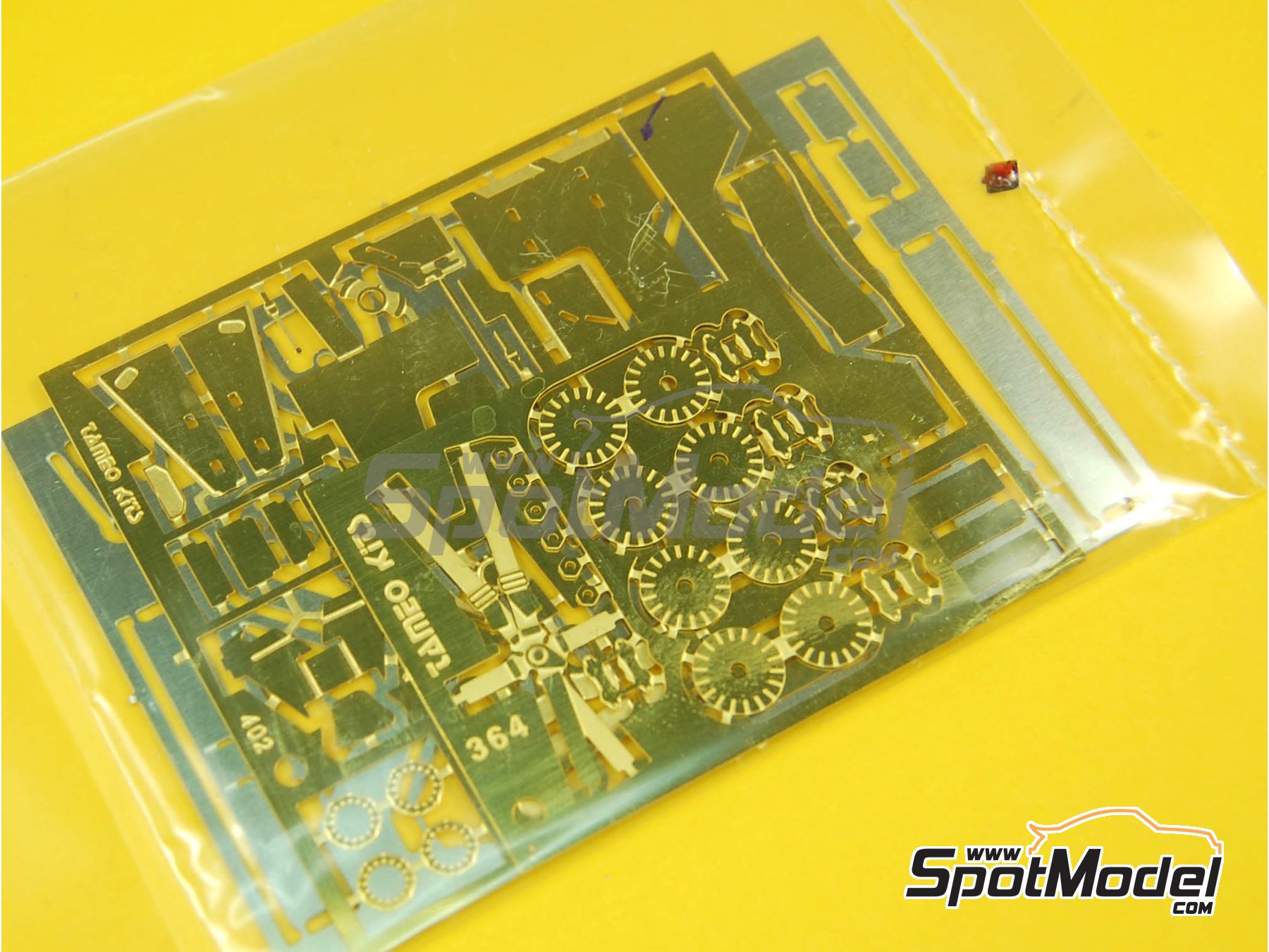 Image 7: Footwork Ford Fa15 Footwork Team sponsored by Mandarina Duck, Matrix Design - Australian Formula 1 Grand Prix 1994 | Car scale model kit in 1/43 scale manufactured by Tameo Kits (ref.&nbsp;TMK184)
