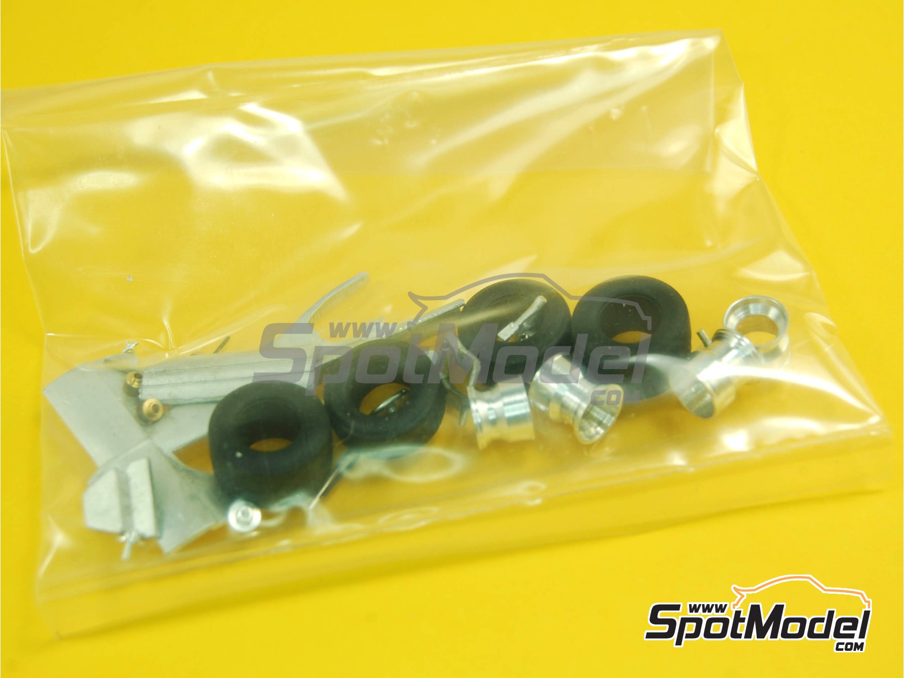 Image 2: Simtek Ford S951 patrocinado por MTV - Gran Premio de F&oacute;rmula 1 de San Marino 1995 | Maqueta de coche en escala&nbsp;1/43 fabricado por Tameo Kits (ref.&nbsp;TMK197)