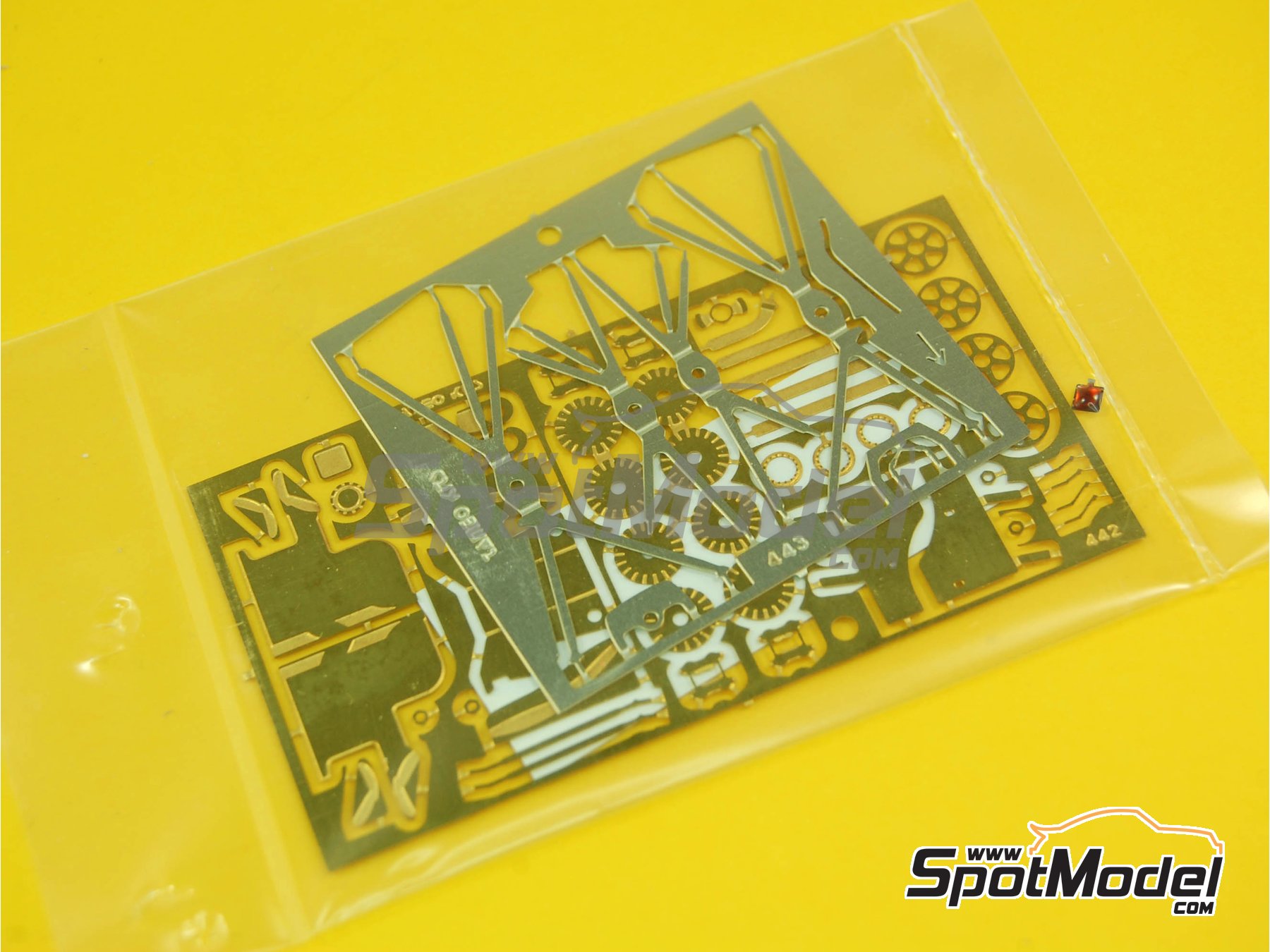 Image 4: Simtek Ford S951 patrocinado por MTV - Gran Premio de F&oacute;rmula 1 de San Marino 1995 | Maqueta de coche en escala&nbsp;1/43 fabricado por Tameo Kits (ref.&nbsp;TMK197)