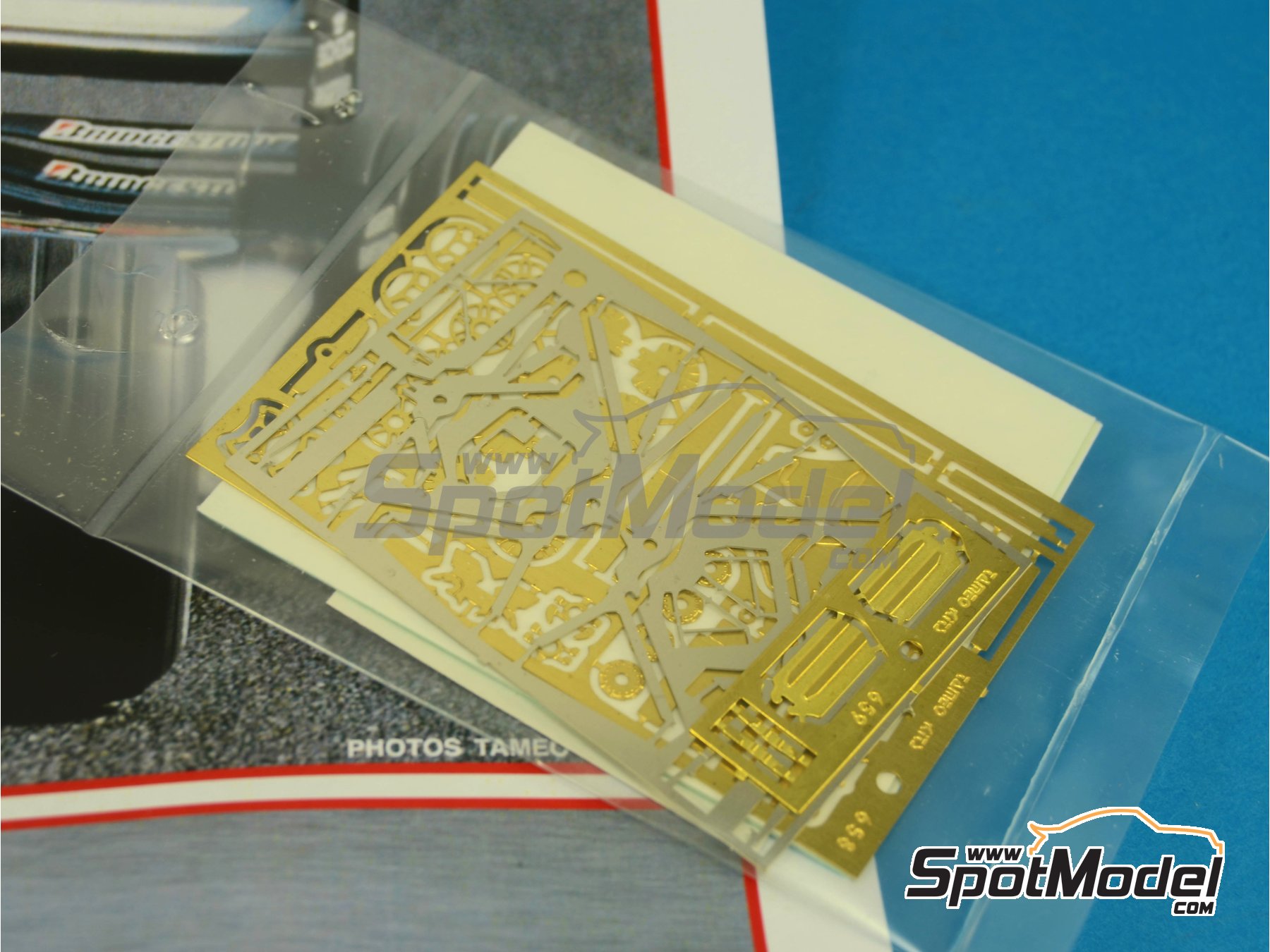 Image 6: McLaren Mercedes MP4/14 Equipo McLaren Racing Limited patrocinado por West - Gran Premio de Fórmula 1 de Japón 1999 | Maqueta de coche en escala 1/43 fabricado por Tameo Kits (ref. TMK281)