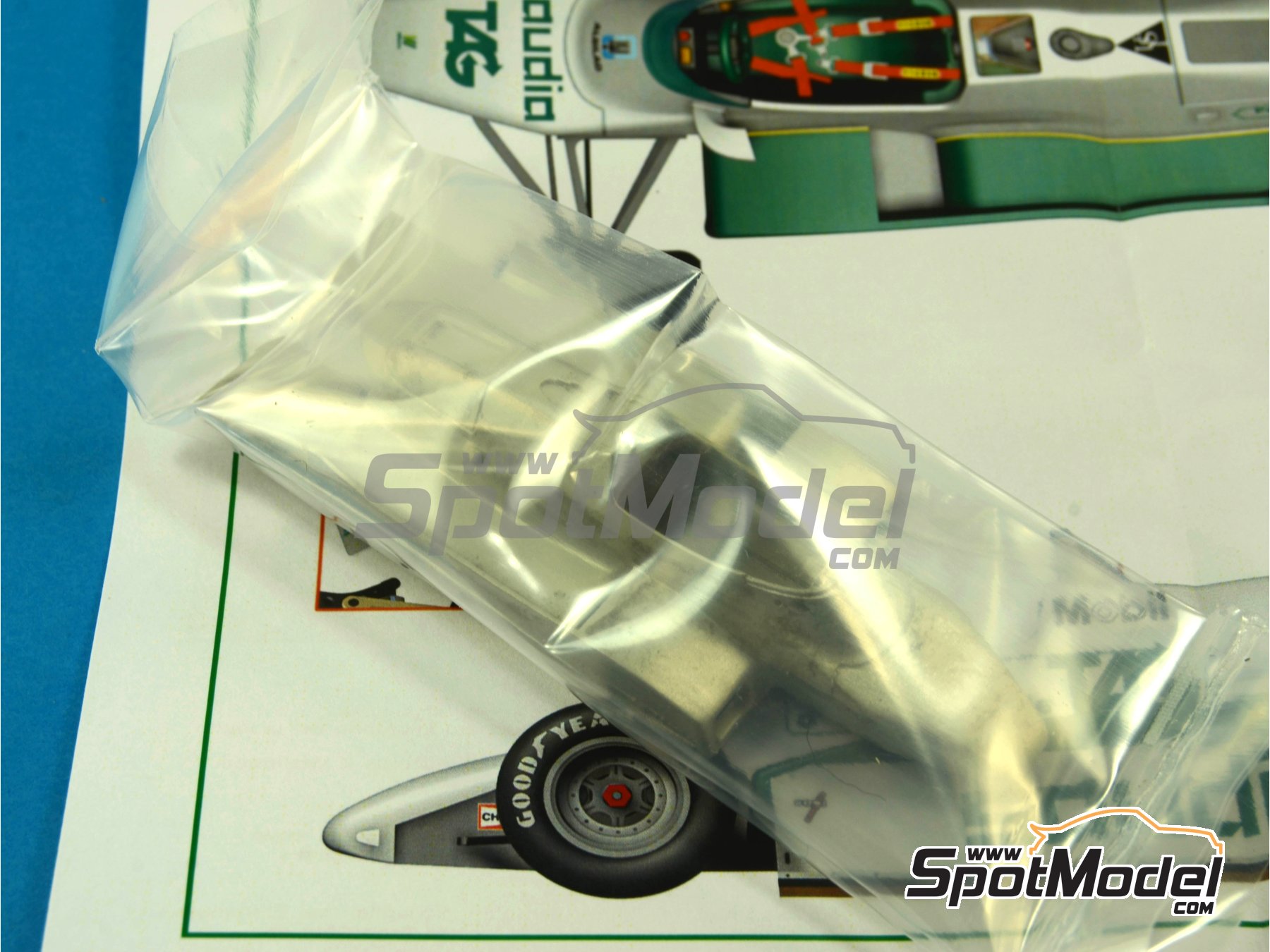 Image 3: Williams Ford FW08B Six Wheels Equipo Williams Grand Prix Engineering patrocinado por Saudia - Version de presentación 1982 | Maqueta de coche en escala 1/43 fabricado por Tameo Kits (ref. TMK285)