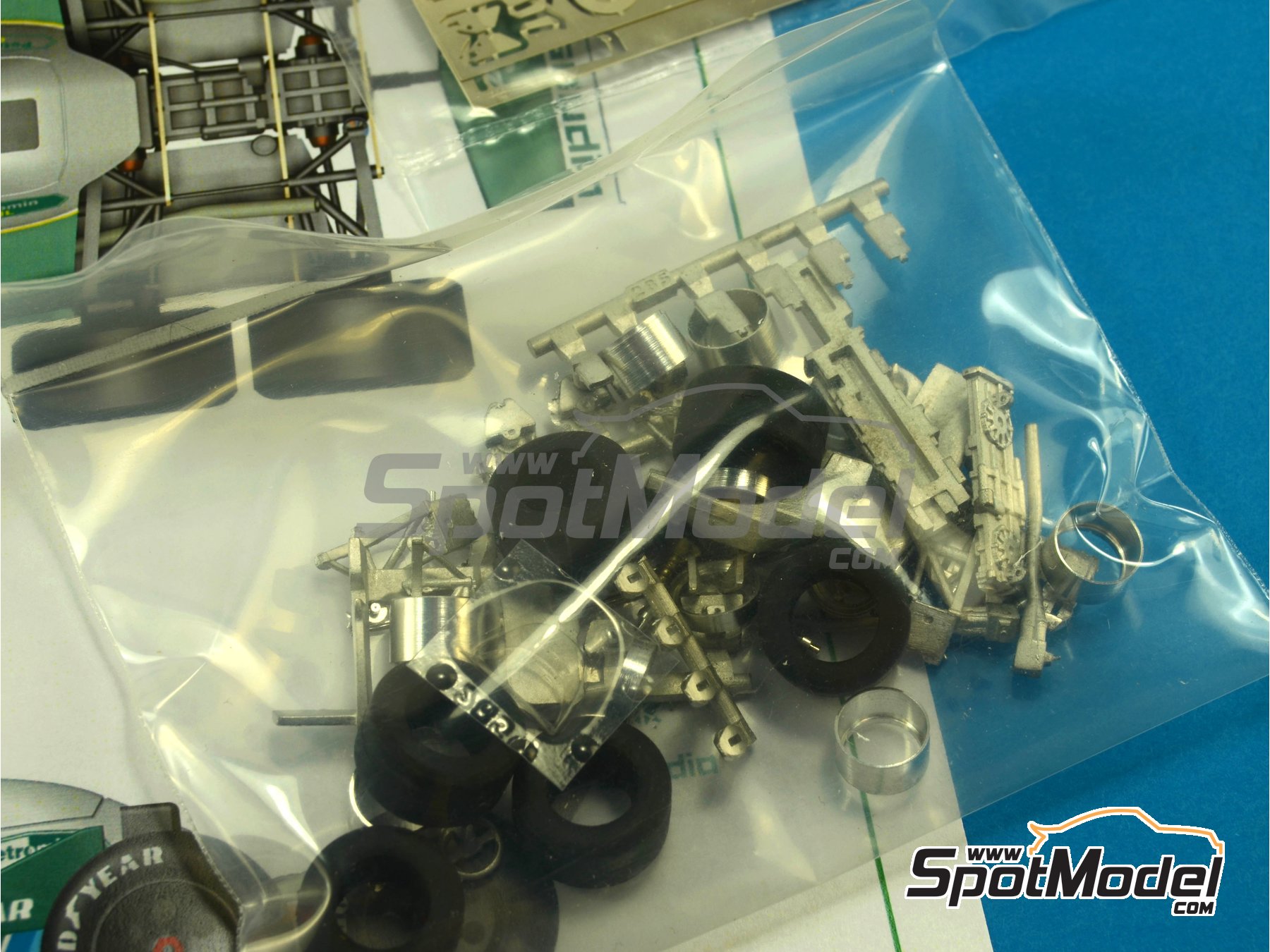 Image 4: Williams Ford FW08B Six Wheels Equipo Williams Grand Prix Engineering patrocinado por Saudia - Version de presentación 1982 | Maqueta de coche en escala 1/43 fabricado por Tameo Kits (ref. TMK285)