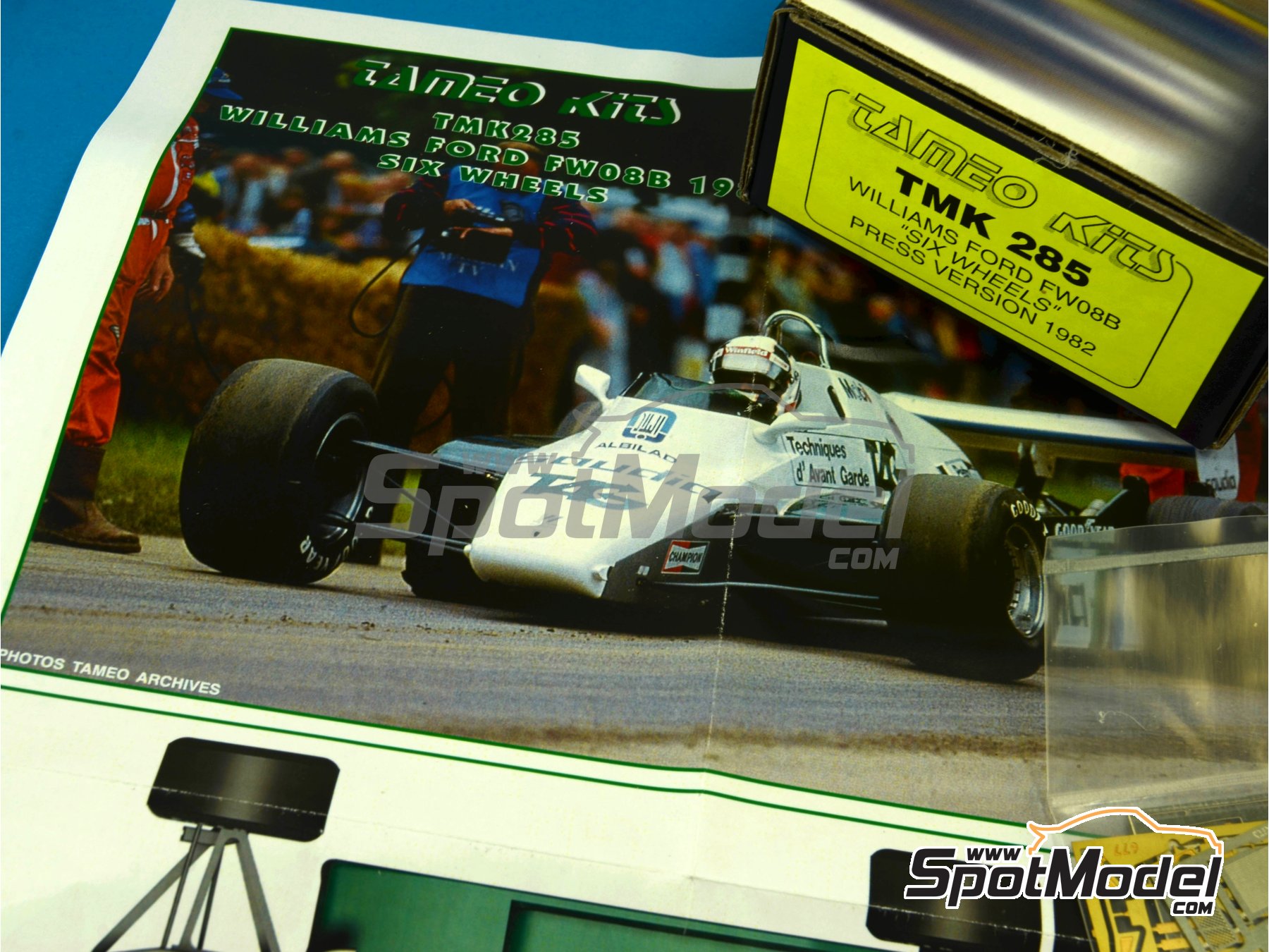 Image 7: Williams Ford FW08B Six Wheels Equipo Williams Grand Prix Engineering patrocinado por Saudia - Version de presentación 1982 | Maqueta de coche en escala 1/43 fabricado por Tameo Kits (ref. TMK285)