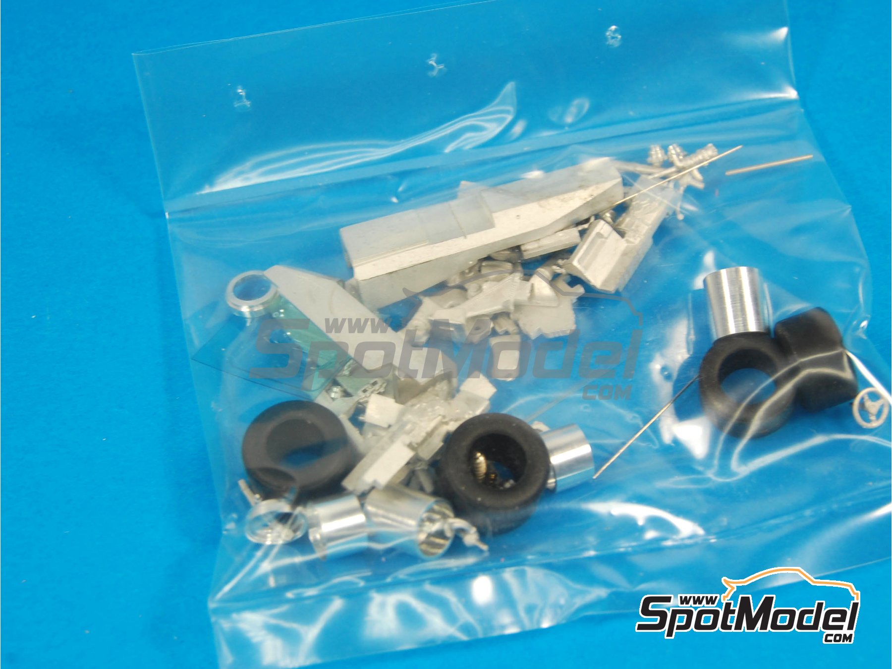 Image 5: Ferrari 126C2 Equipo Scuderia Ferrari patrocinado por Fiat - Gran Premio de F&oacute;rmula 1 de los Estados Unidos de Am&eacute;rica 1982 | Maqueta de coche en escala&nbsp;1/43 fabricado por Tameo Kits (ref.&nbsp;TMK320)