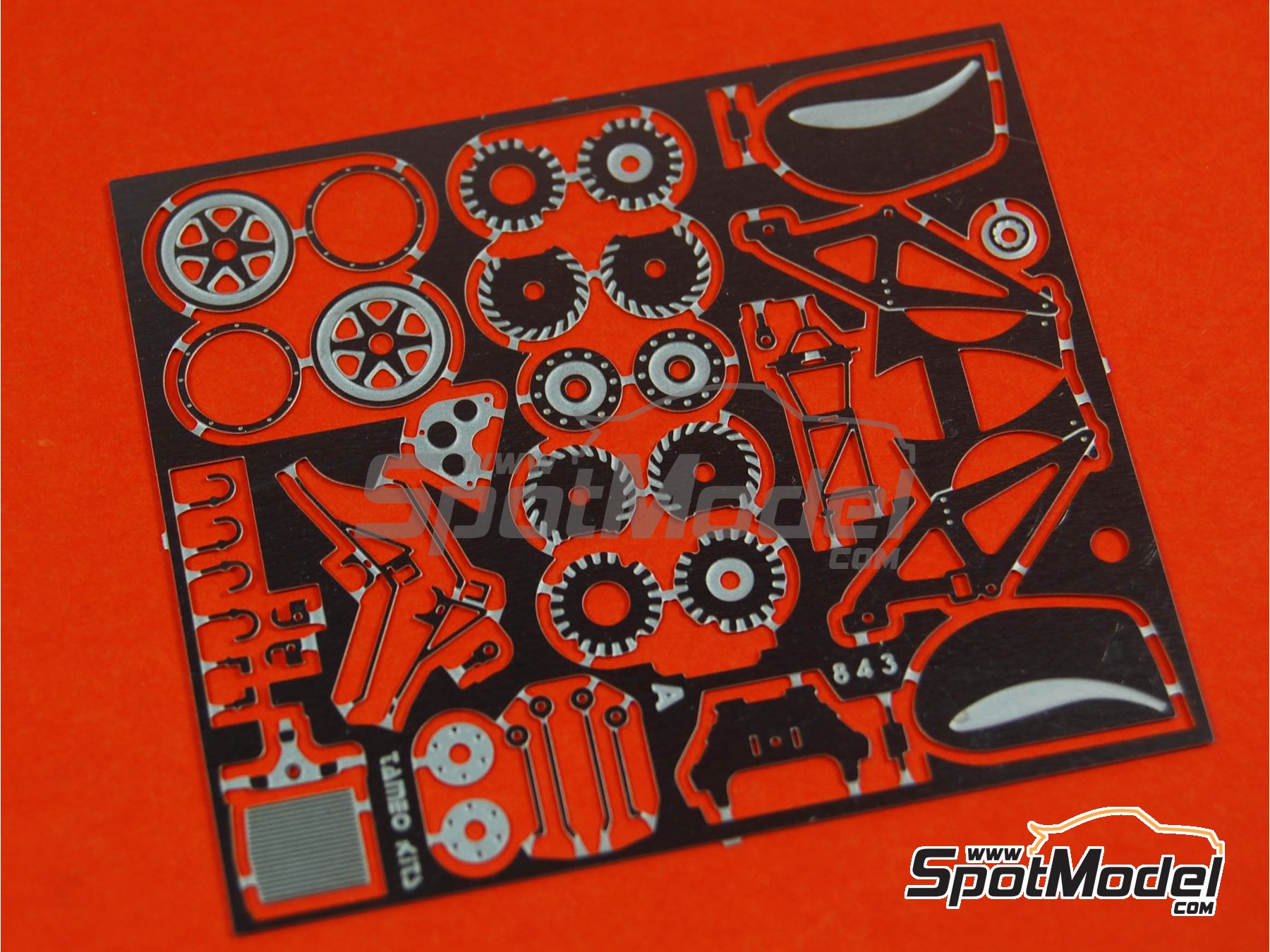 Image 12: Lotus Ford 77 Equipo Lotus patrocinado por John Player Special - Gran Premio de F&oacute;rmula 1 de Jap&oacute;n 1976 | Maqueta de coche en escala&nbsp;1/43 fabricado por Tameo Kits (ref.&nbsp;TMK340)