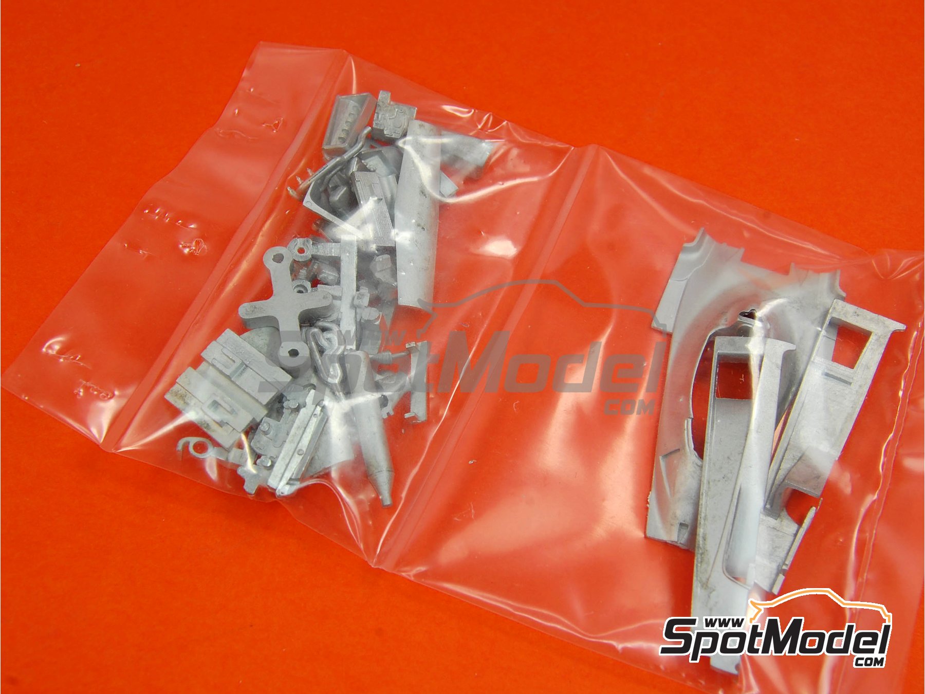 Image 5: Ferrari 312T2 Six Wheels - Seis ruedas Equipo Scuderia Ferrari patrocinado por Fiat - Test de pretemporada 1977 | Maqueta de coche en escala&nbsp;1/43 fabricado por Tameo Kits (ref.&nbsp;TMK352)