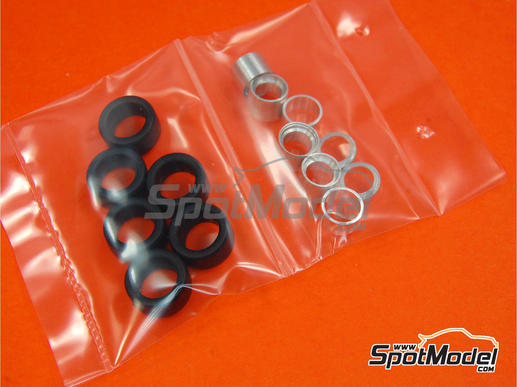 Image 7: Ferrari 312T2 Six Wheels - Seis ruedas Equipo Scuderia Ferrari patrocinado por Fiat - Test de pretemporada 1977 | Maqueta de coche en escala&nbsp;1/43 fabricado por Tameo Kits (ref.&nbsp;TMK352)