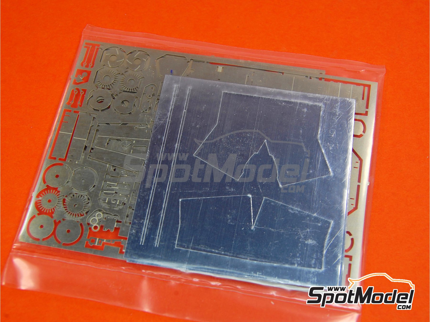 Image 8: Ferrari 312T2 Six Wheels - Seis ruedas Equipo Scuderia Ferrari patrocinado por Fiat - Test de pretemporada 1977 | Maqueta de coche en escala&nbsp;1/43 fabricado por Tameo Kits (ref.&nbsp;TMK352)