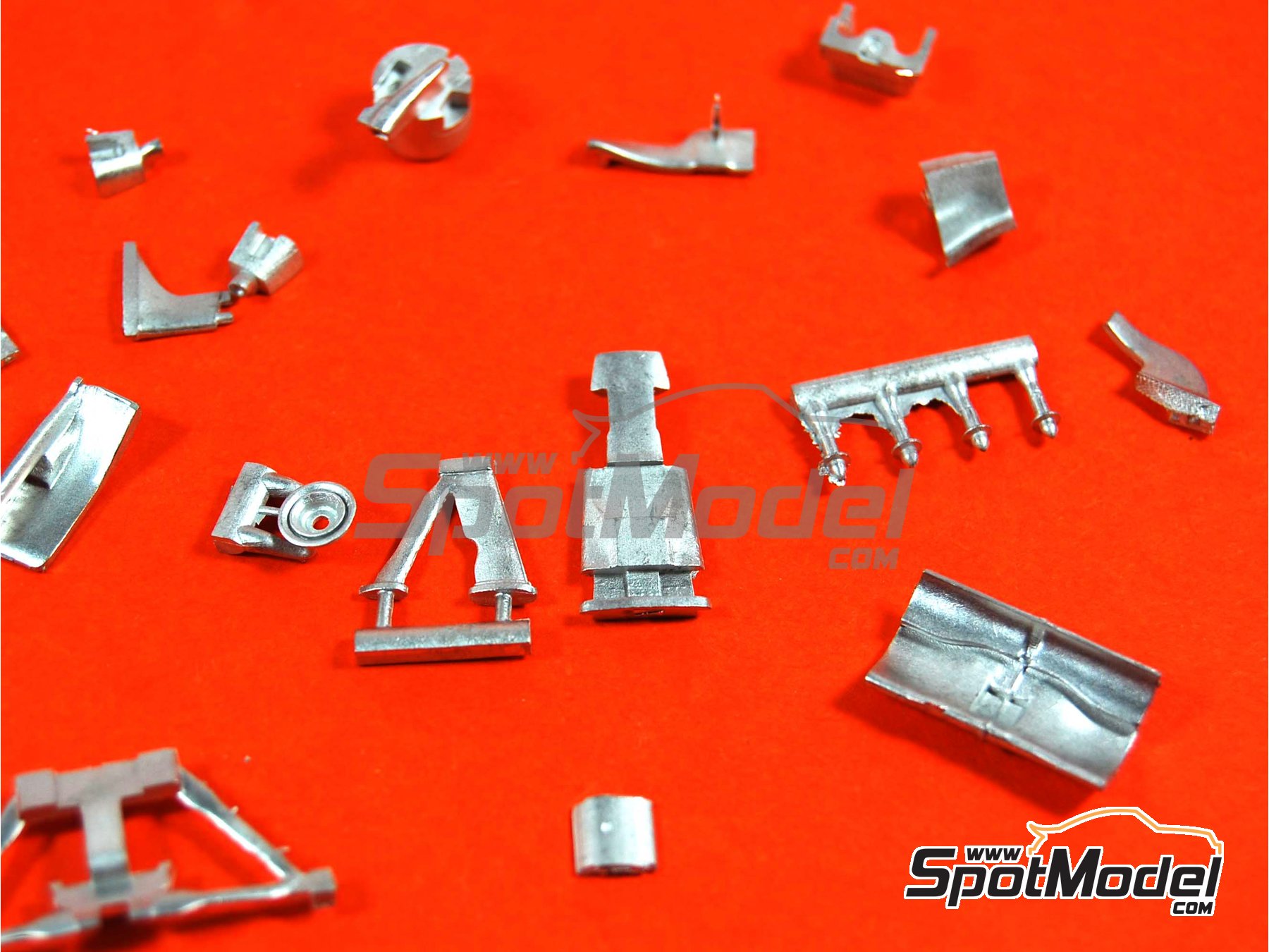 Image 14: Ferrari F10 800 Grand Prix Equipo Scuderia Ferrari patrocinado por Banco Santander - Gran Premio de F&oacute;rmula 1 de Turquia 2010 | Maqueta de coche en escala&nbsp;1/43 fabricado por Tameo Kits (ref.&nbsp;TMK390)