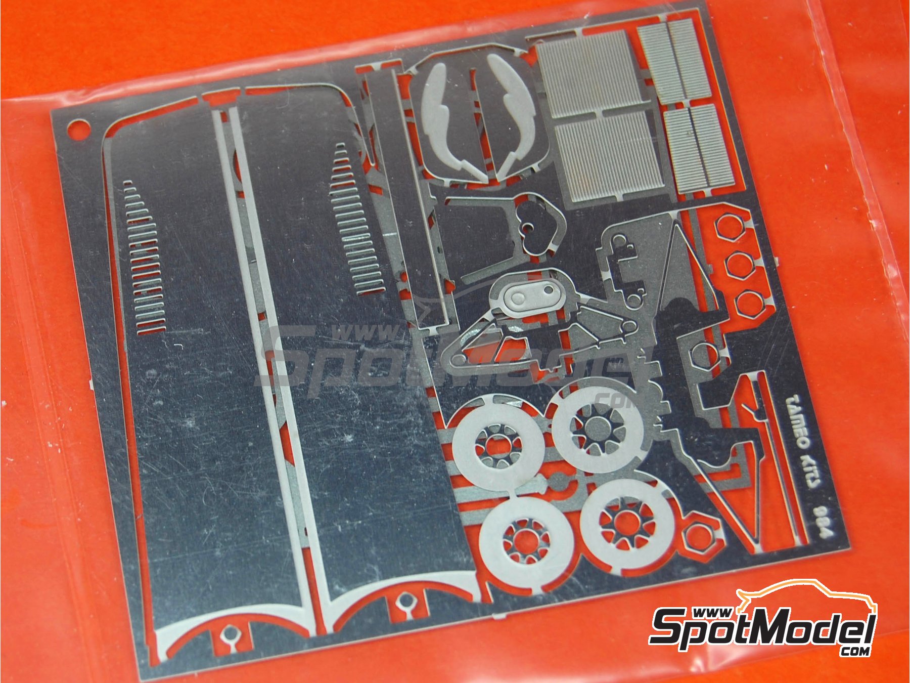 Image 14: Ferrari 126CK Equipo Scuderia Ferrari patrocinado por Fiat - Gran Premio de Formula 1 de Mónaco 1981 | Maqueta de coche en escala 1/43 fabricado por Tameo Kits (ref. TMK391)