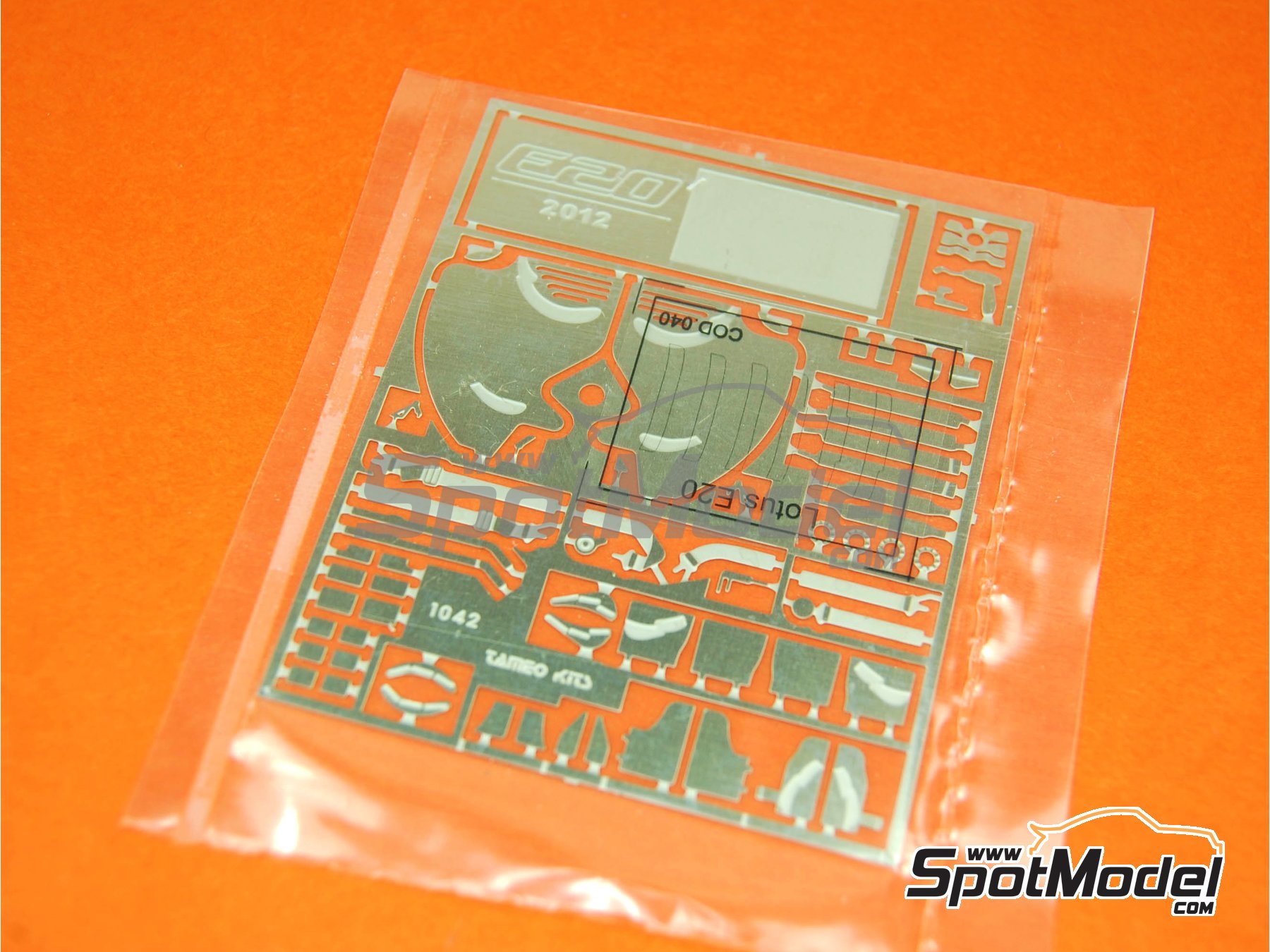 Image 2: Lotus Renault E20 Equipo Lotus patrocinado por Clear Total - Gran Premio de F&oacute;rmula 1 de Abu Dhabi 2012 | Maqueta de coche en escala&nbsp;1/43 fabricado por Tameo Kits (ref.&nbsp;TMK412)