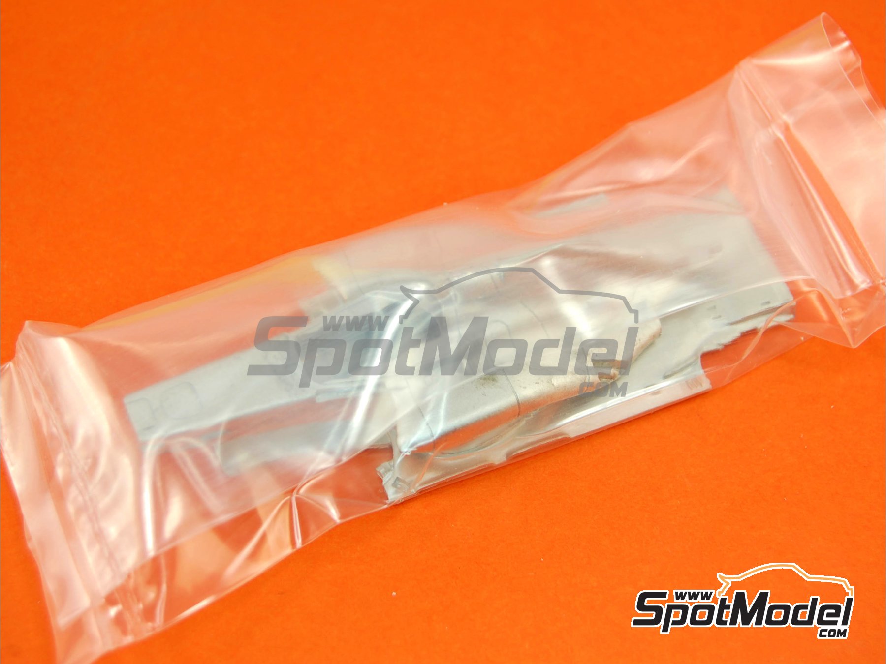 Image 6: Ferrari F138 F2013 Equipo Scuderia Ferrari patrocinado por Banco Santander - Gran Premio de F&oacute;rmula 1 de Espa&ntilde;a 2013 | Maqueta de coche en escala&nbsp;1/43 fabricado por Tameo Kits (ref.&nbsp;TMK417)