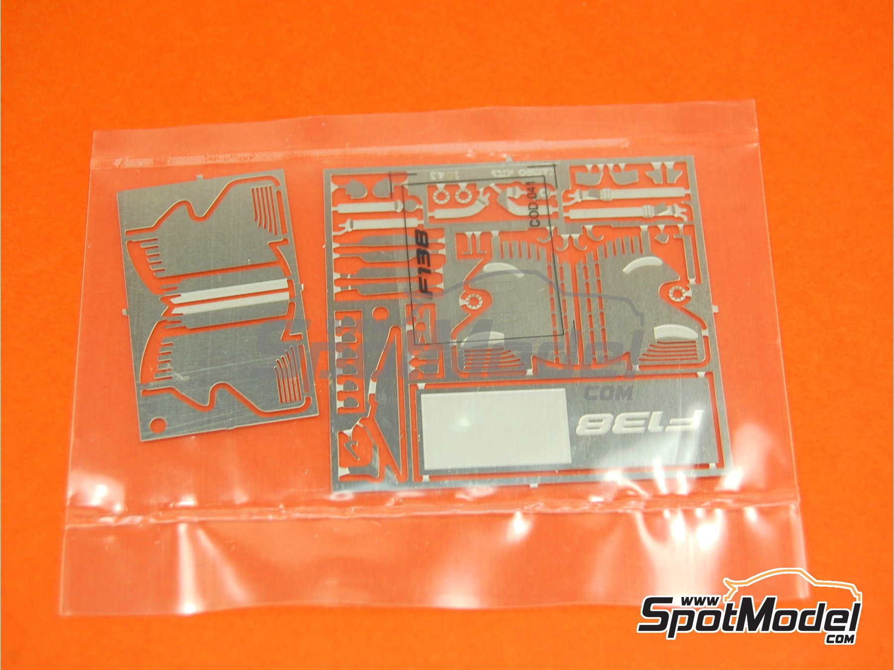 Image 10: Ferrari F138 F2013 Equipo Scuderia Ferrari patrocinado por Banco Santander - Gran Premio de F&oacute;rmula 1 de Espa&ntilde;a 2013 | Maqueta de coche en escala&nbsp;1/43 fabricado por Tameo Kits (ref.&nbsp;TMK417)