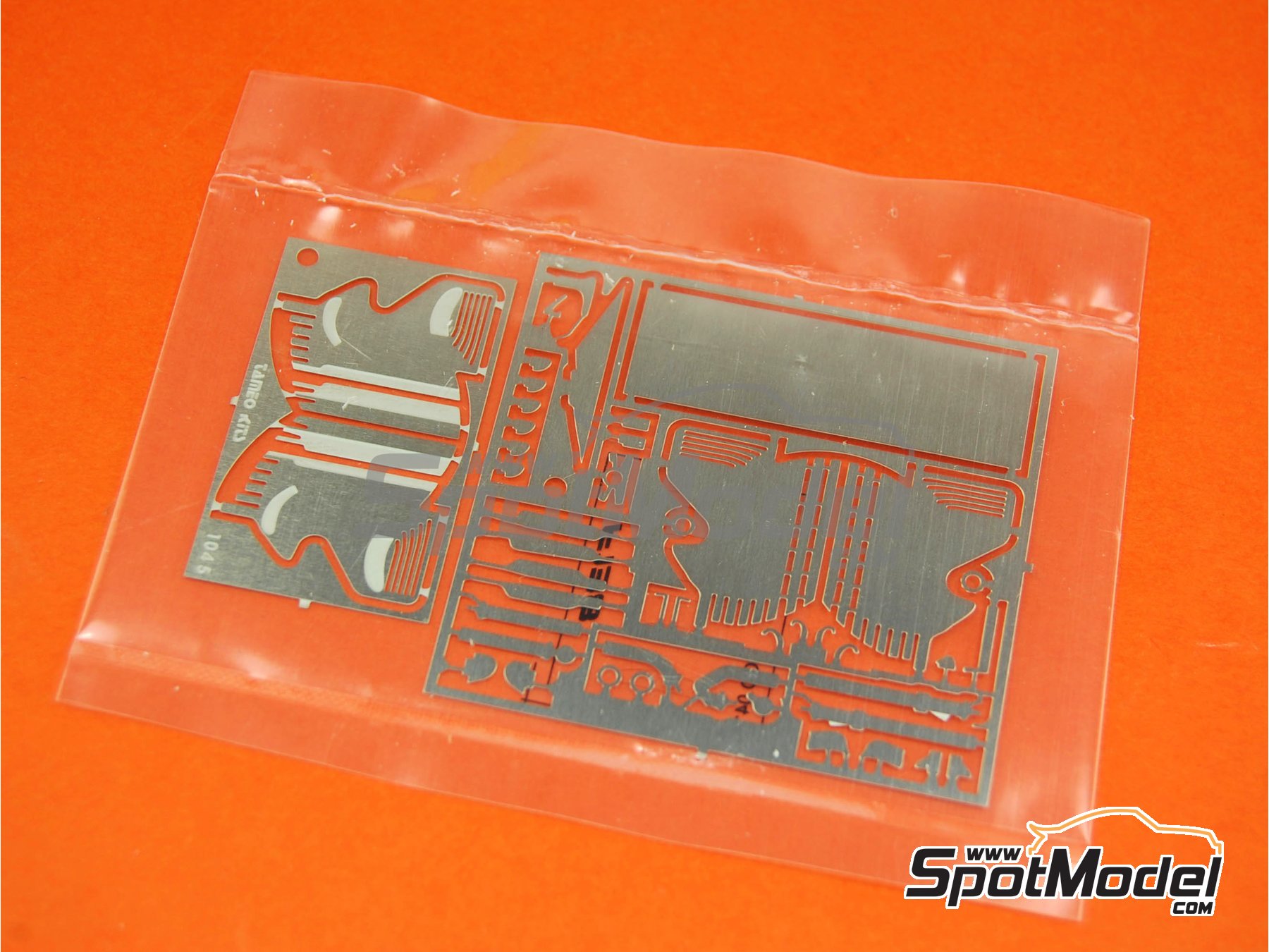 Image 11: Ferrari F138 F2013 Equipo Scuderia Ferrari patrocinado por Banco Santander - Gran Premio de F&oacute;rmula 1 de Espa&ntilde;a 2013 | Maqueta de coche en escala&nbsp;1/43 fabricado por Tameo Kits (ref.&nbsp;TMK417)