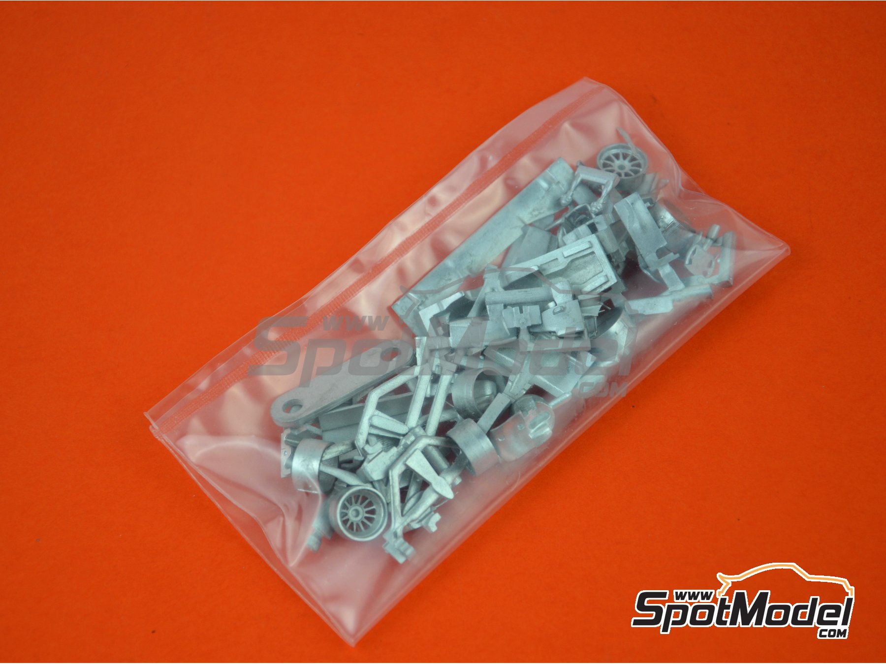 Image 3: Ferrari F14 Scuderia Ferrari Team sponsored by Banco Santander - Abu Dhabi Grand Prix 2014 | Car scale model kit in 1/43 scale manufactured by Tameo Kits (ref.&nbsp;TMK427)