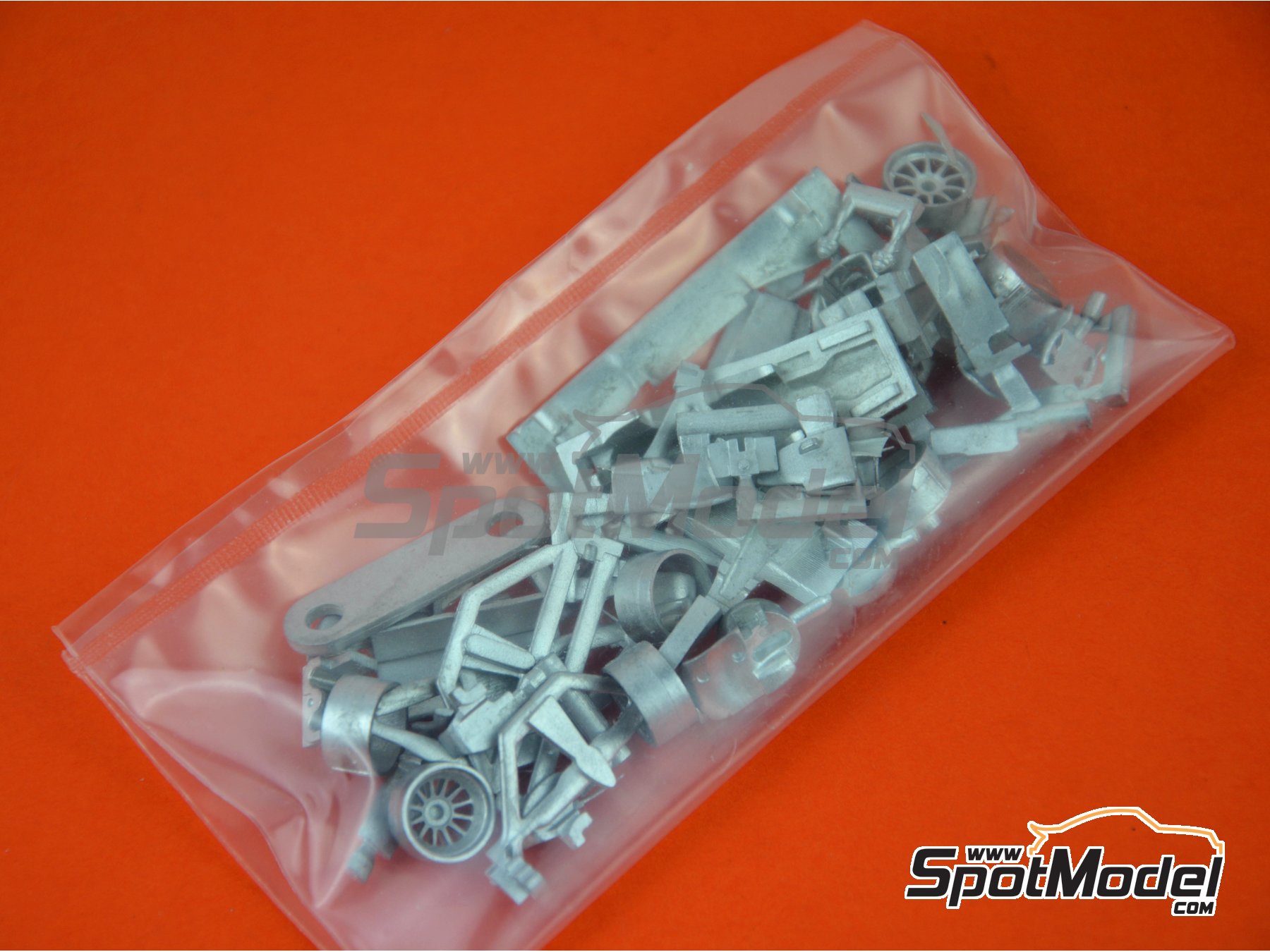 Image 4: Ferrari F14 Scuderia Ferrari Team sponsored by Banco Santander - Abu Dhabi Grand Prix 2014 | Car scale model kit in 1/43 scale manufactured by Tameo Kits (ref.&nbsp;TMK427)