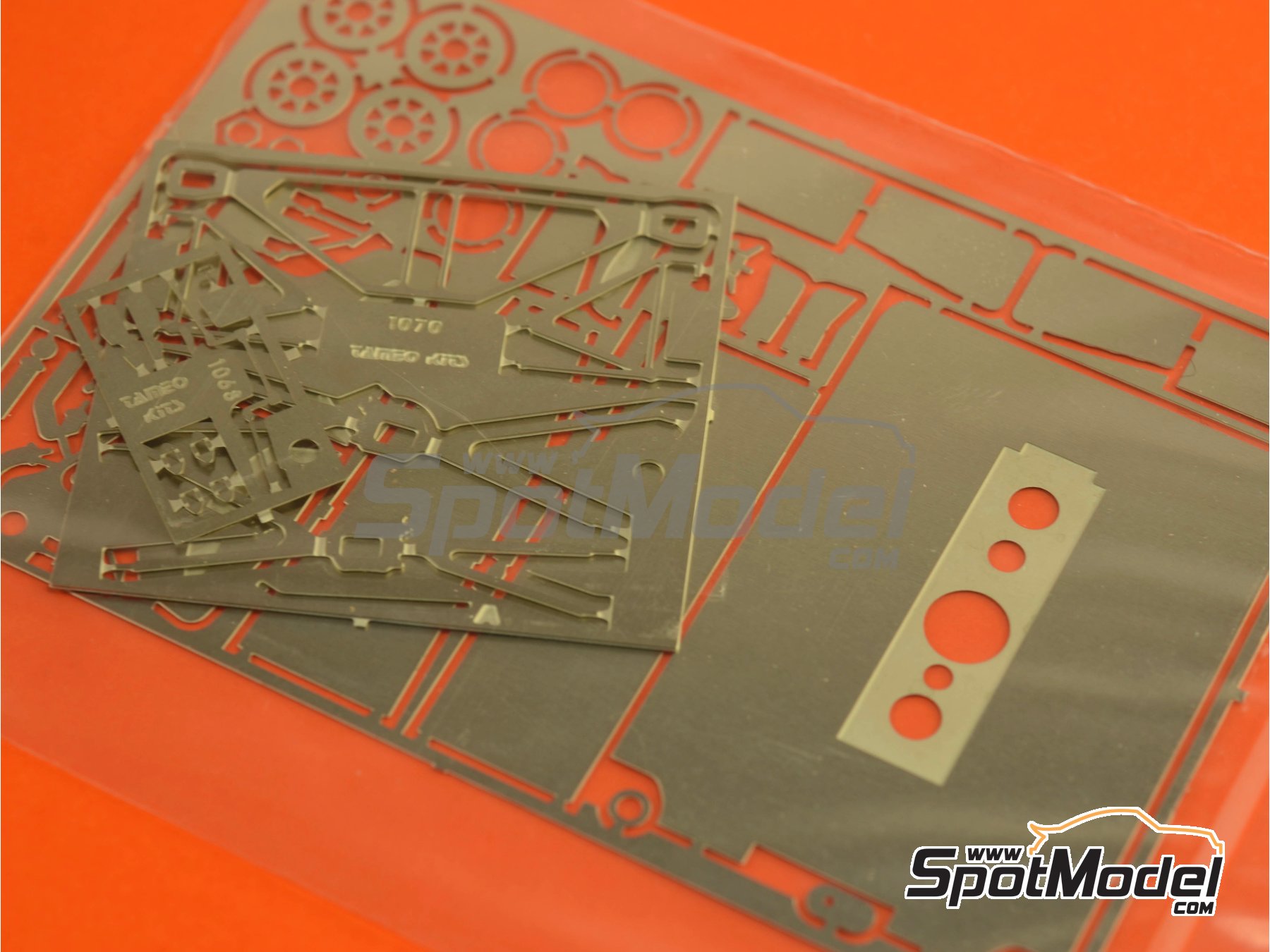 Image 3: Ferrari 156/85 Scuderia Ferrari Team sponsored by Agip Marlboro - Canadian Formula 1 Grand Prix 1985 | Car scale model kit in 1/43 scale manufactured by Tameo Kits (ref.&nbsp;TMK428)