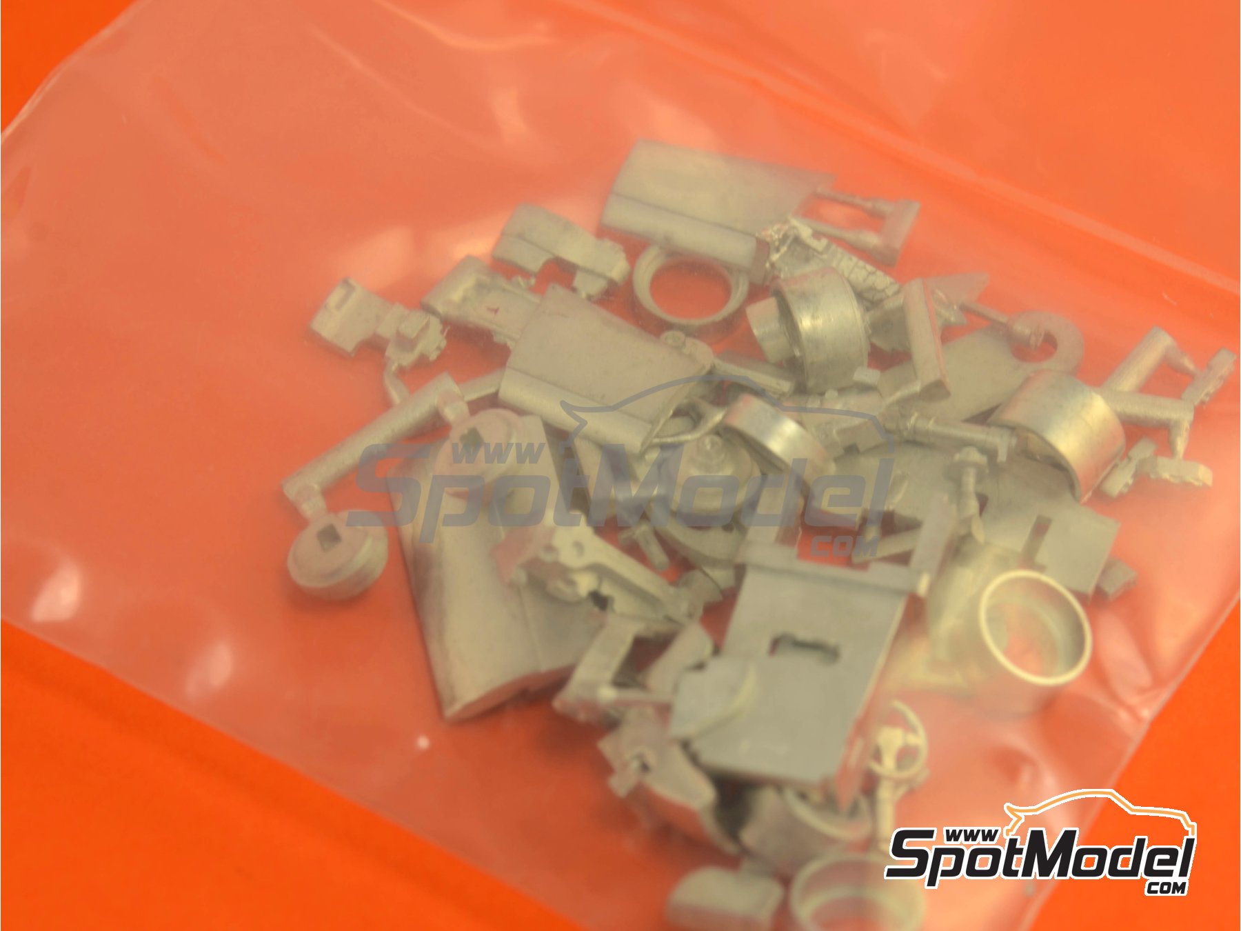 Image 4: Ferrari 156/85 Scuderia Ferrari Team sponsored by Agip Marlboro - Canadian Formula 1 Grand Prix 1985 | Car scale model kit in 1/43 scale manufactured by Tameo Kits (ref.&nbsp;TMK428)