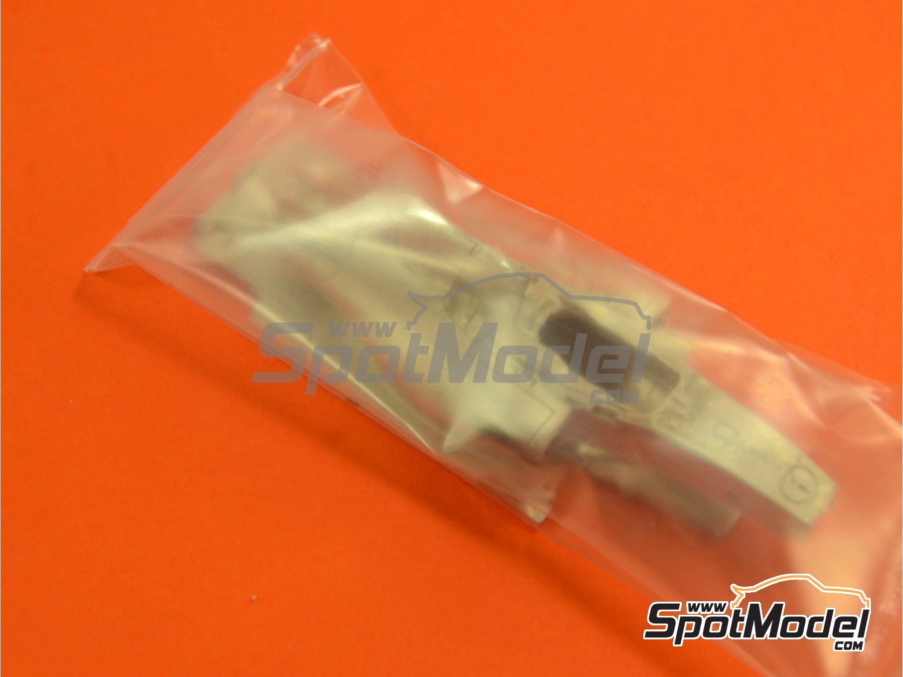 Image 4: Ferrari SF15-T Equipo Scuderia Ferrari patrocinado por Shell UPS - Gran Premio de F&oacute;rmula 1 de Malasia 2015 | Maqueta de coche en escala&nbsp;1/43 fabricado por Tameo Kits (ref.&nbsp;TMK429)