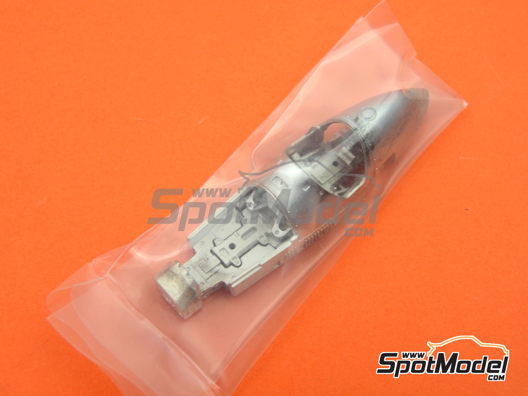 Image 2: Ferrari 500 F2 - Gran Premio de F&oacute;rmula 1 de Inglaterra 1953 | Maqueta de coche en escala&nbsp;1/43 fabricado por Tameo Kits (ref.&nbsp;WCT053)