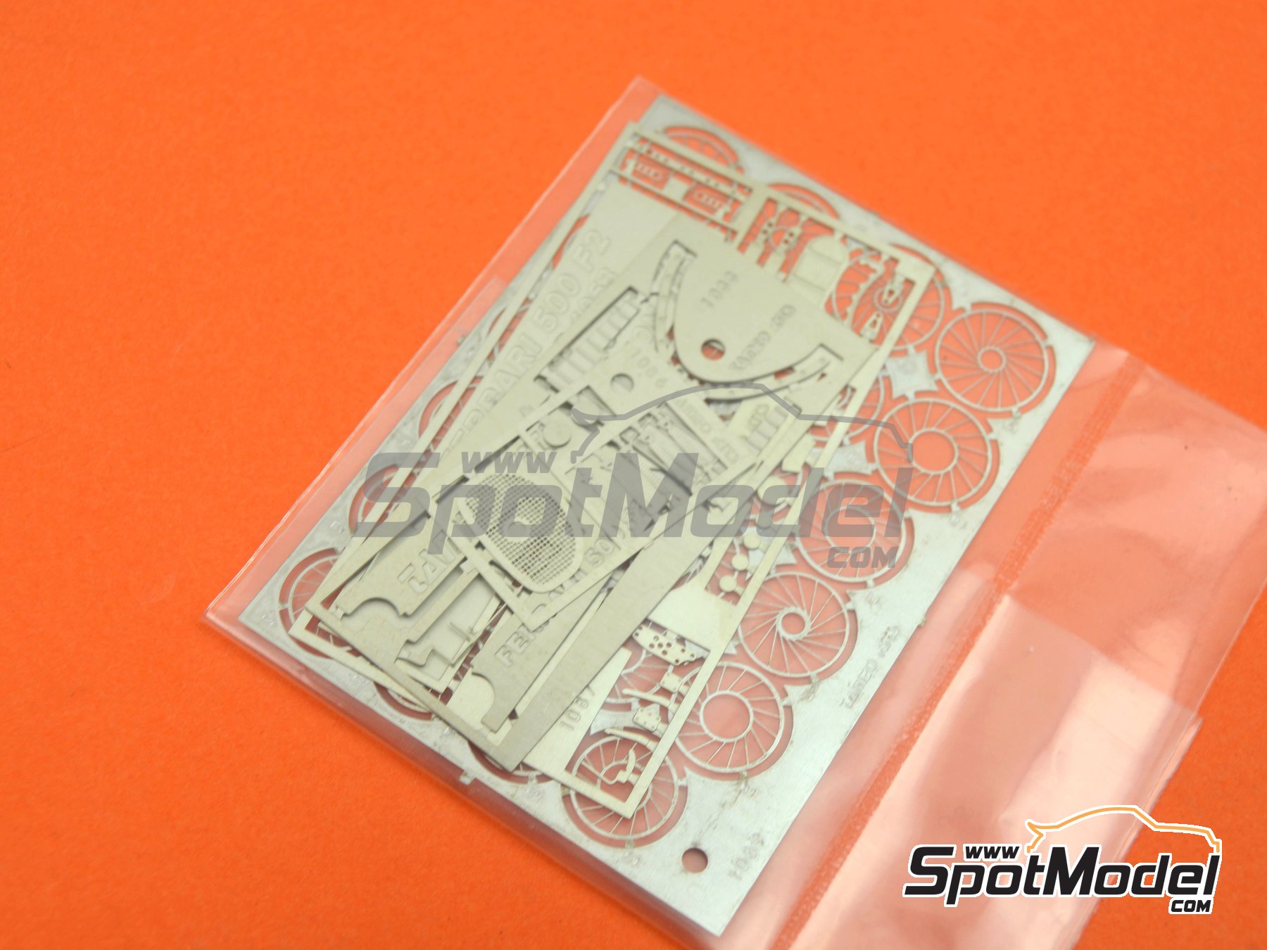 Image 9: Ferrari 500 F2 - Gran Premio de F&oacute;rmula 1 de Inglaterra 1953 | Maqueta de coche en escala&nbsp;1/43 fabricado por Tameo Kits (ref.&nbsp;WCT053)