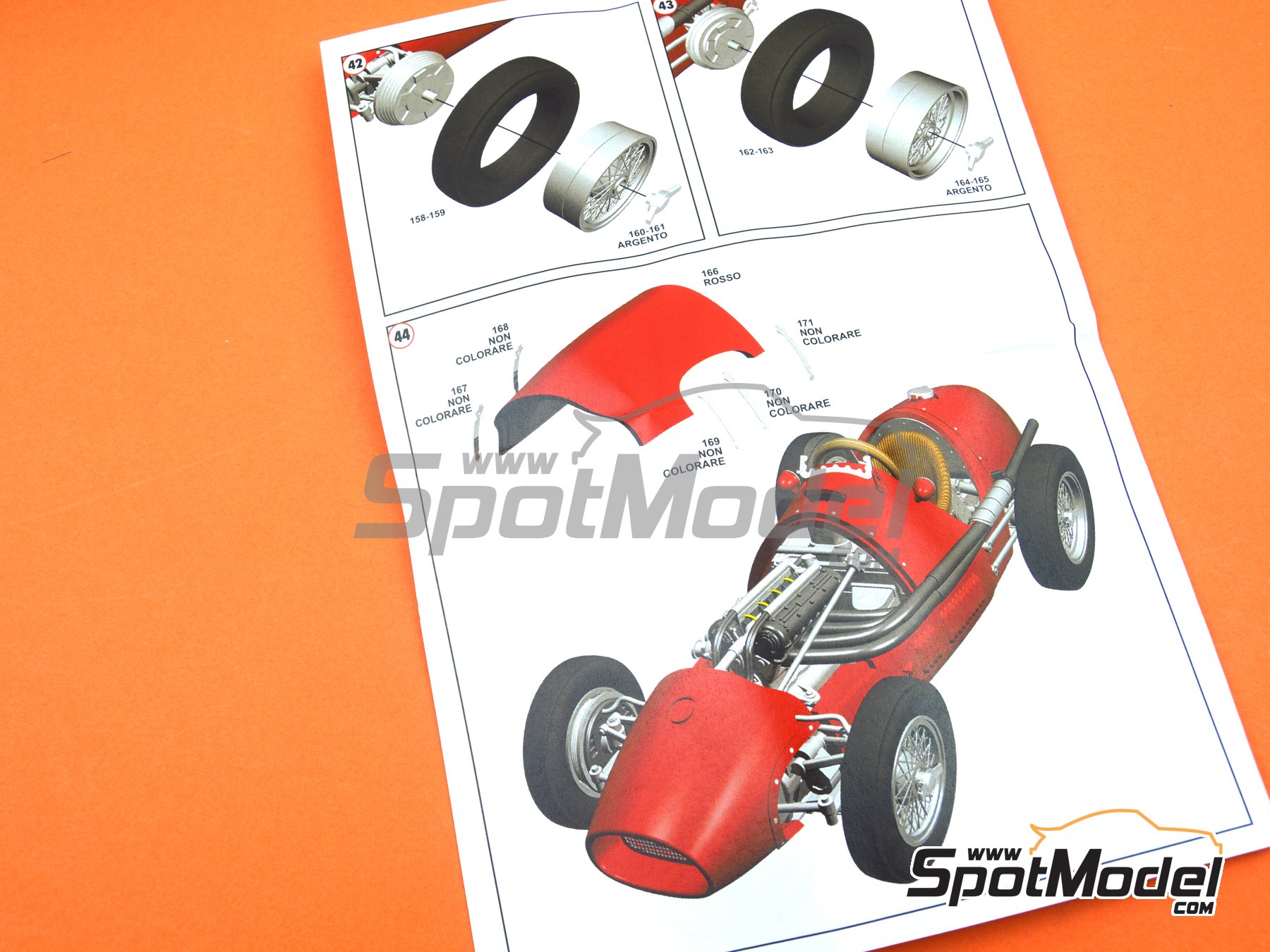 Image 18: Ferrari 500 F2 - Gran Premio de F&oacute;rmula 1 de Inglaterra 1953 | Maqueta de coche en escala&nbsp;1/43 fabricado por Tameo Kits (ref.&nbsp;WCT053)