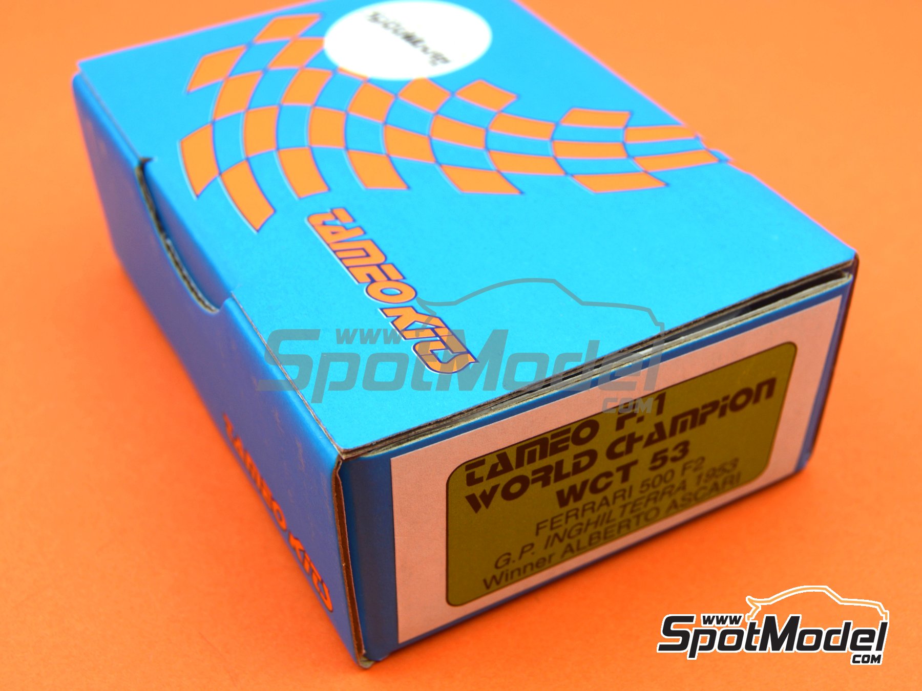 Image 20: Ferrari 500 F2 - Gran Premio de F&oacute;rmula 1 de Inglaterra 1953 | Maqueta de coche en escala&nbsp;1/43 fabricado por Tameo Kits (ref.&nbsp;WCT053)