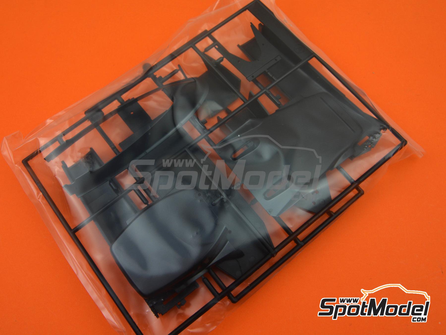 Image 9: Lotus Ford Type 72D John Player Team Lotus Team - British Formula 1 Grand Prix, Italian Formula 1 Grand Prix 1972 | Car scale model kit in 1/12 scale manufactured by Tamiya (ref. TAM12046, also 4950344120468 and 12046)