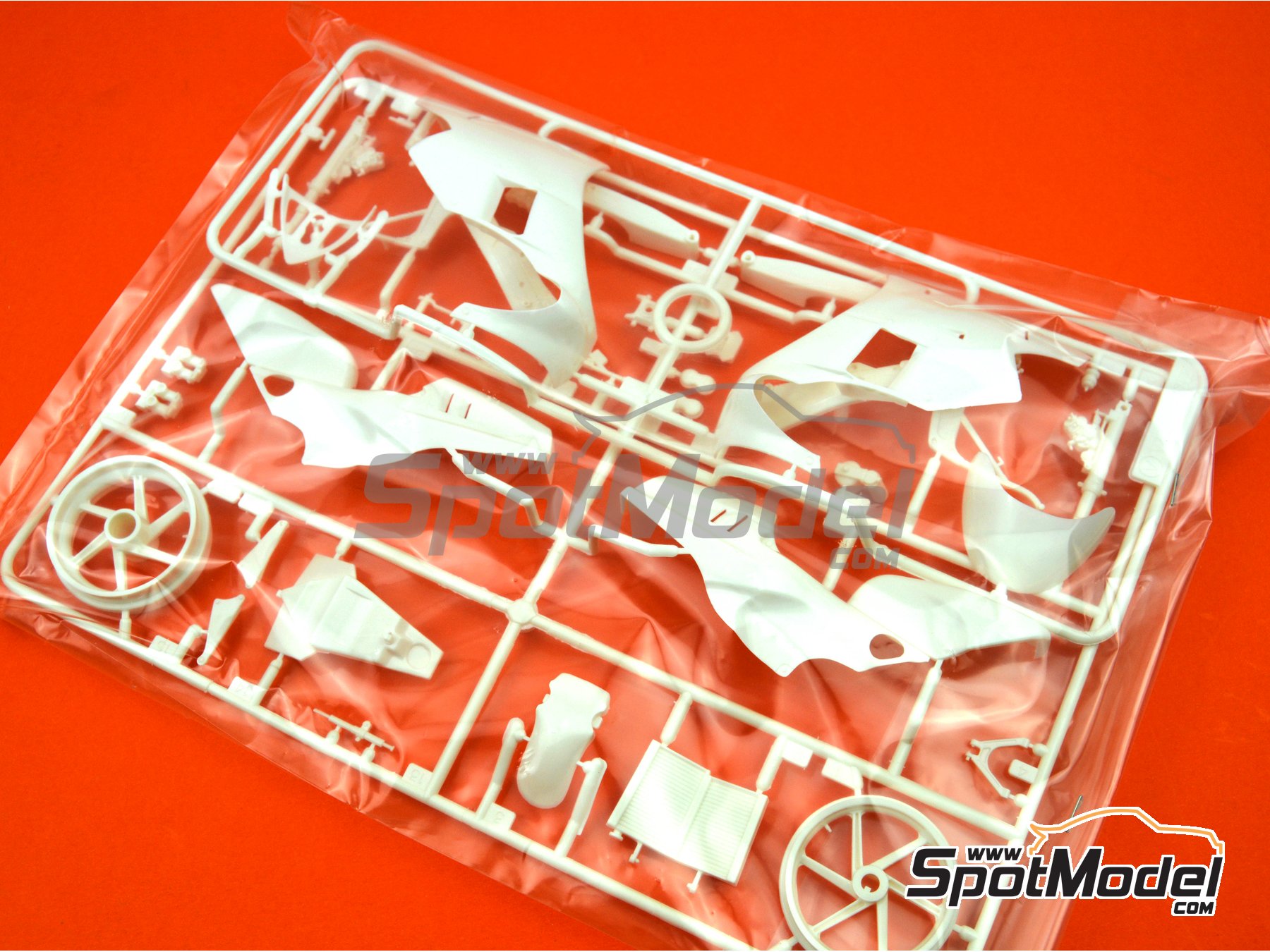 Image 2: Honda NSR500 Equipo HRC Honda Racing Corporation - Campeonato Japon&eacute;s de Motociclismo 500cc 1986 | Maqueta de moto en escala&nbsp;1/12 fabricado por Tamiya (ref.&nbsp;TAM14099, tambien 4950344996001 y 14099)