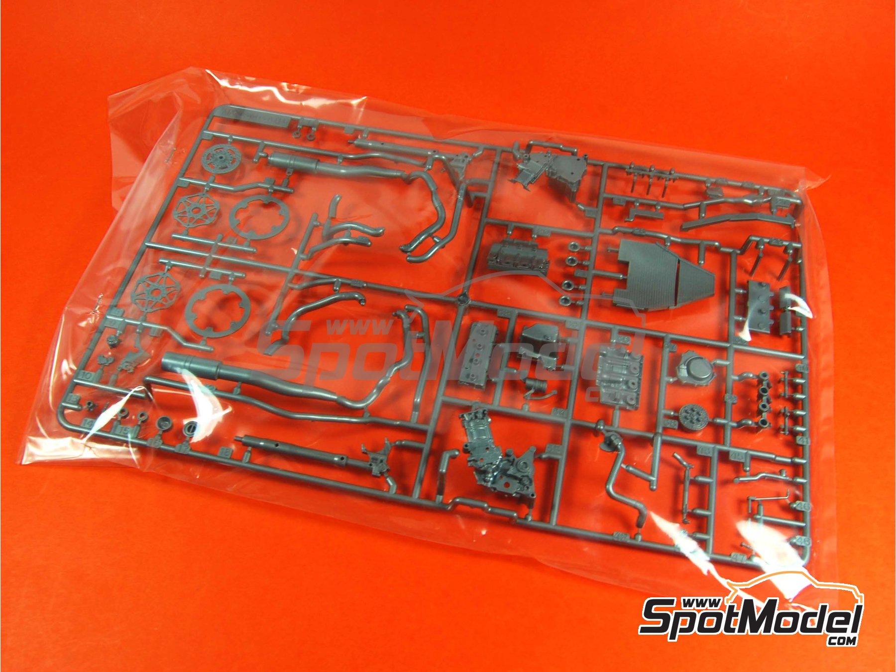 Image 3: Yamaha YZR-M1 Tech3 Team sponsored by Spain's number 1 - Moto GP World Championship 2004 | Motorbike scale model kit in 1/12 scale manufactured by Tamiya (ref. TAM14100, also 4950344996902 and 14100)