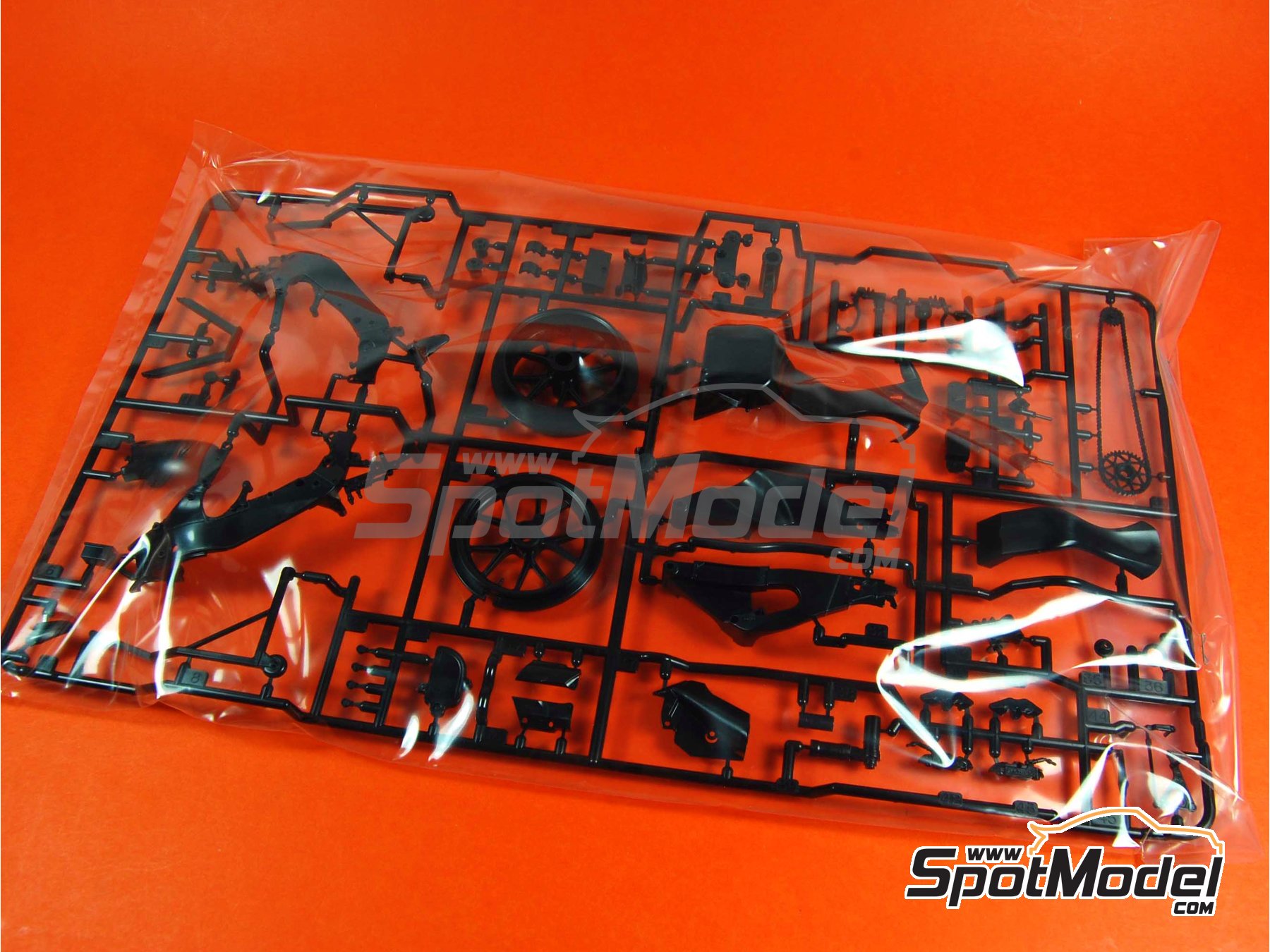 Image 4: Yamaha YZR-M1 Tech3 Team sponsored by Spain's number 1 - Moto GP World Championship 2004 | Motorbike scale model kit in 1/12 scale manufactured by Tamiya (ref. TAM14100, also 4950344996902 and 14100)