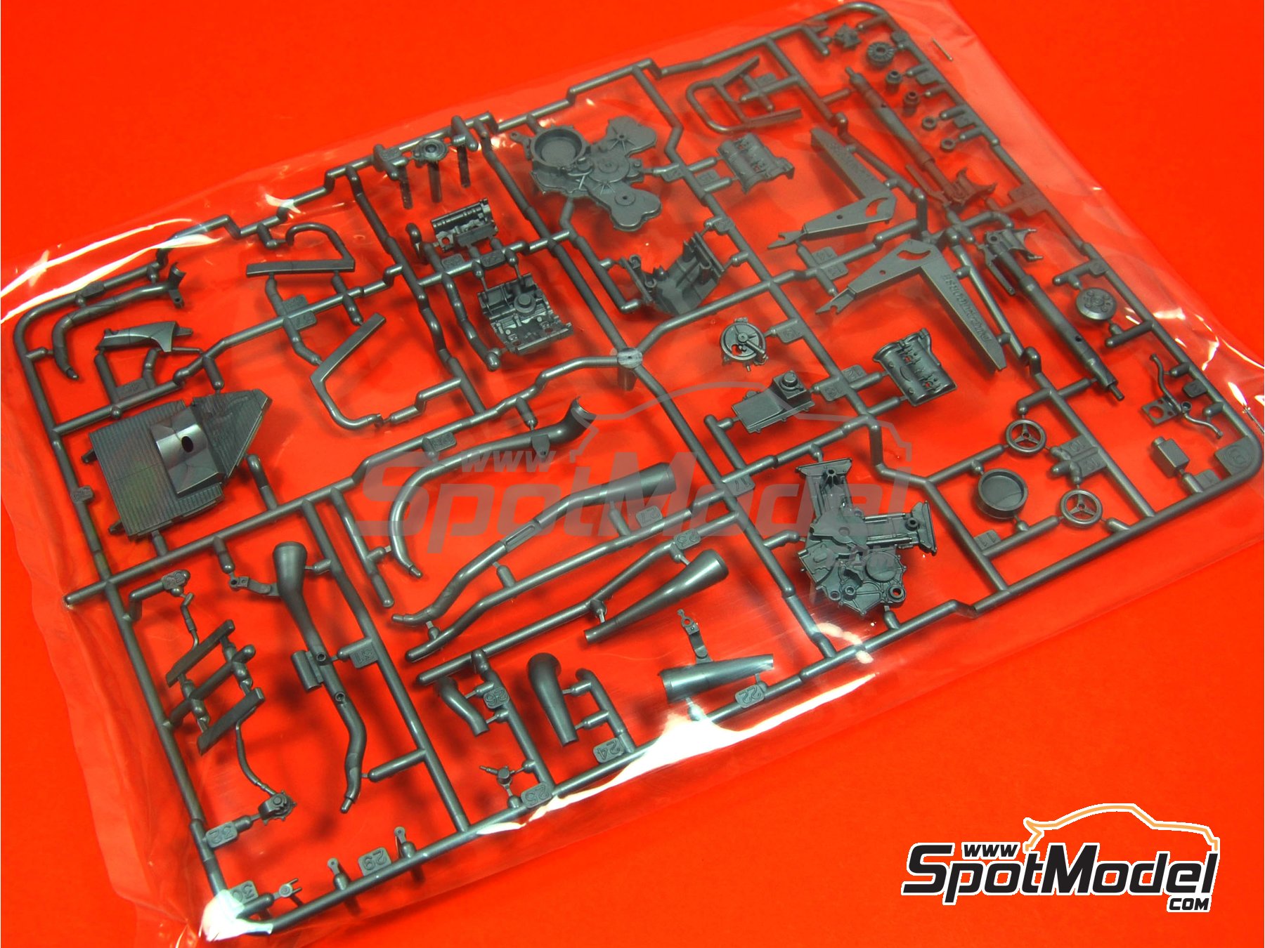 Image 4: Ducati Desmosedici GP4 - Campeonato del Mundo de Motociclismo 2003 | Maqueta de moto en escala&nbsp;1/12 fabricado por Tamiya (ref.&nbsp;TAM14101, tambien 4950344141012 y 14101)