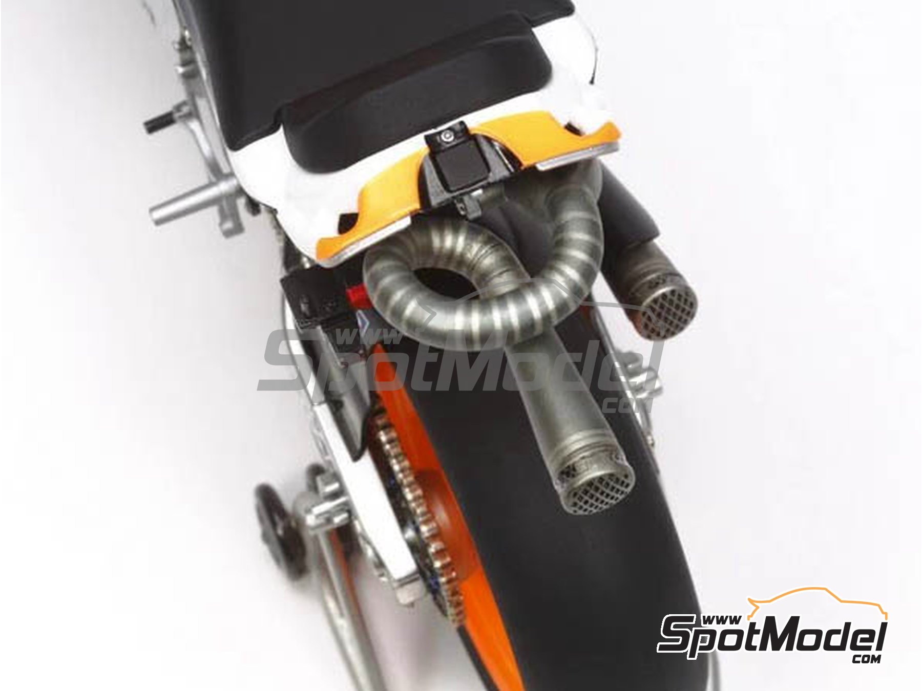 Image 4: Honda RC213V Equipo Honda patrocinado por Repsol - Gran Premio de Espa&ntilde;a de Motociclismo 2014 | Maqueta de moto en escala&nbsp;1/12 fabricado por Tamiya (ref.&nbsp;TAM14130, tambien 4950344141302 y 14130)