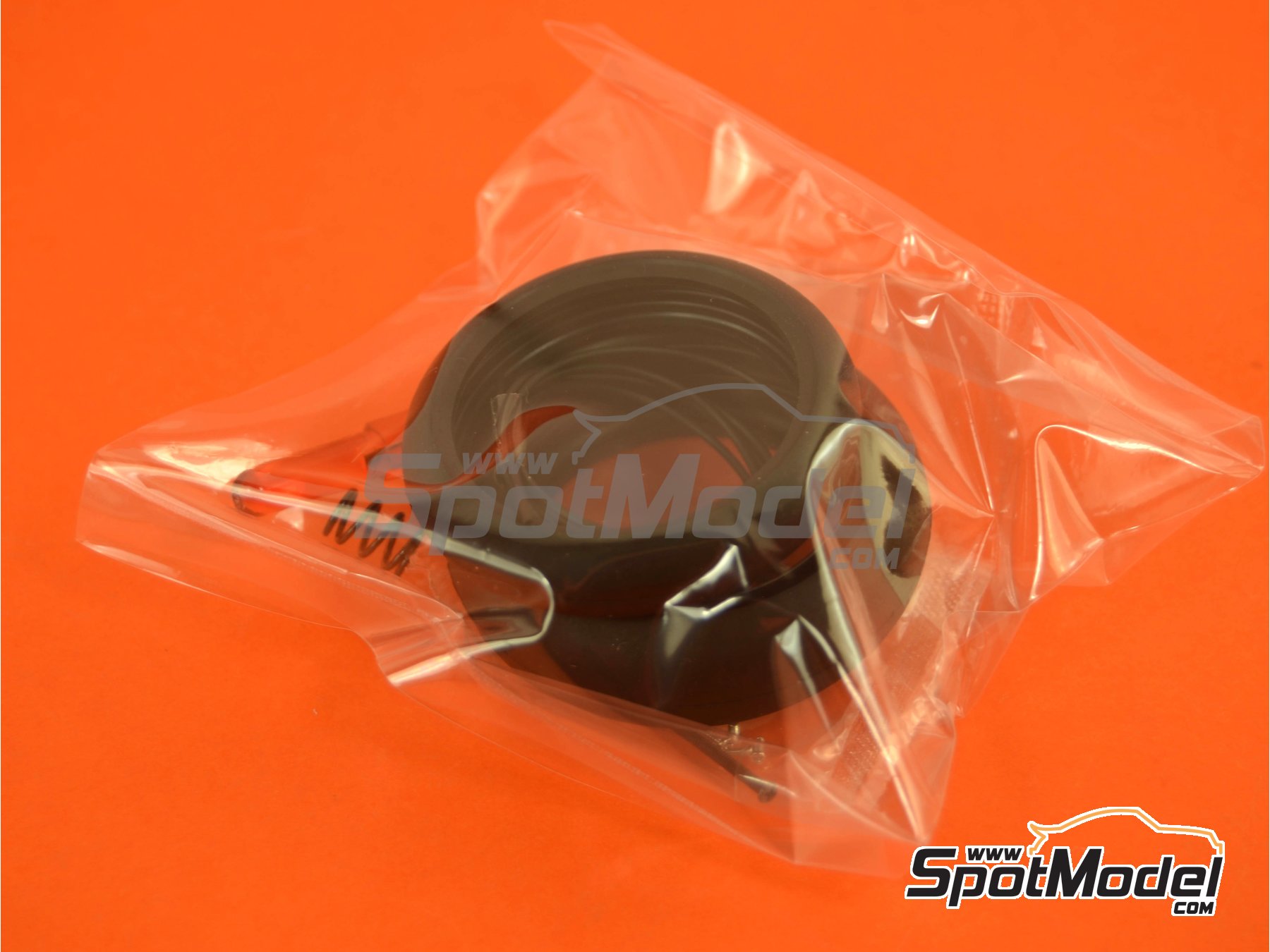 Image 17: Honda RC213V Equipo Honda patrocinado por Repsol - Gran Premio de Espa&ntilde;a de Motociclismo 2014 | Maqueta de moto en escala&nbsp;1/12 fabricado por Tamiya (ref.&nbsp;TAM14130, tambien 4950344141302 y 14130)