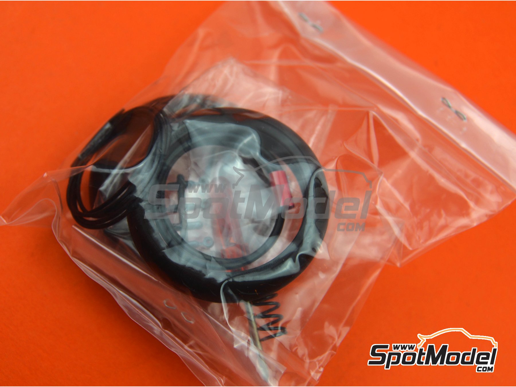 Image 1: Yamaha YZF-R1M: Tyres and pipes | Spare part in 1/12 scale manufactured by Tamiya (ref.&nbsp;TAM14133-TYRES, also 14133-TYRES)