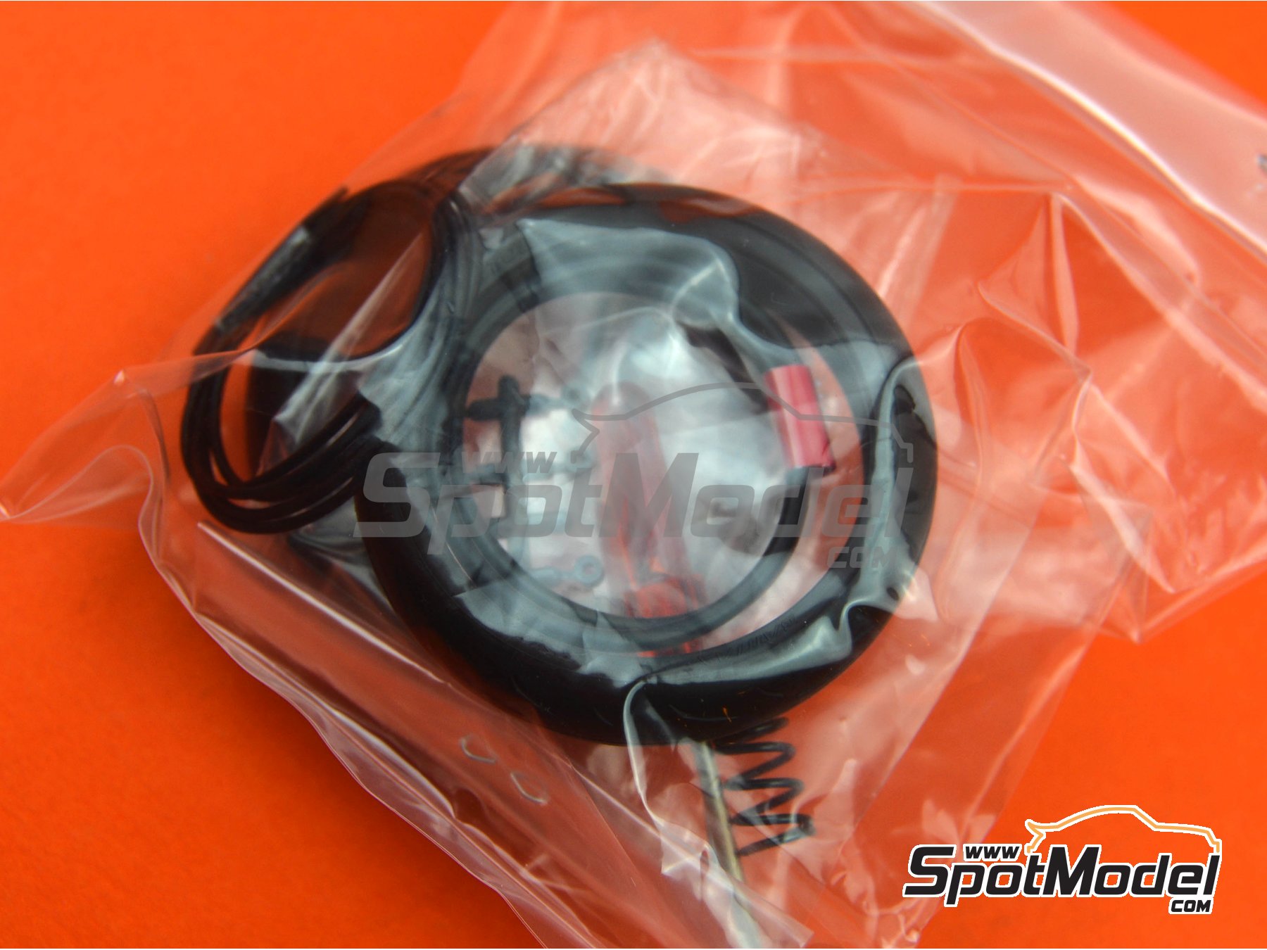 Image 3: Yamaha YZF-R1M | Motorbike scale model kit in 1/12 scale manufactured by Tamiya (ref.&nbsp;TAM14133, also 4950344141333, 14133, HC-14133 and TMY14133)