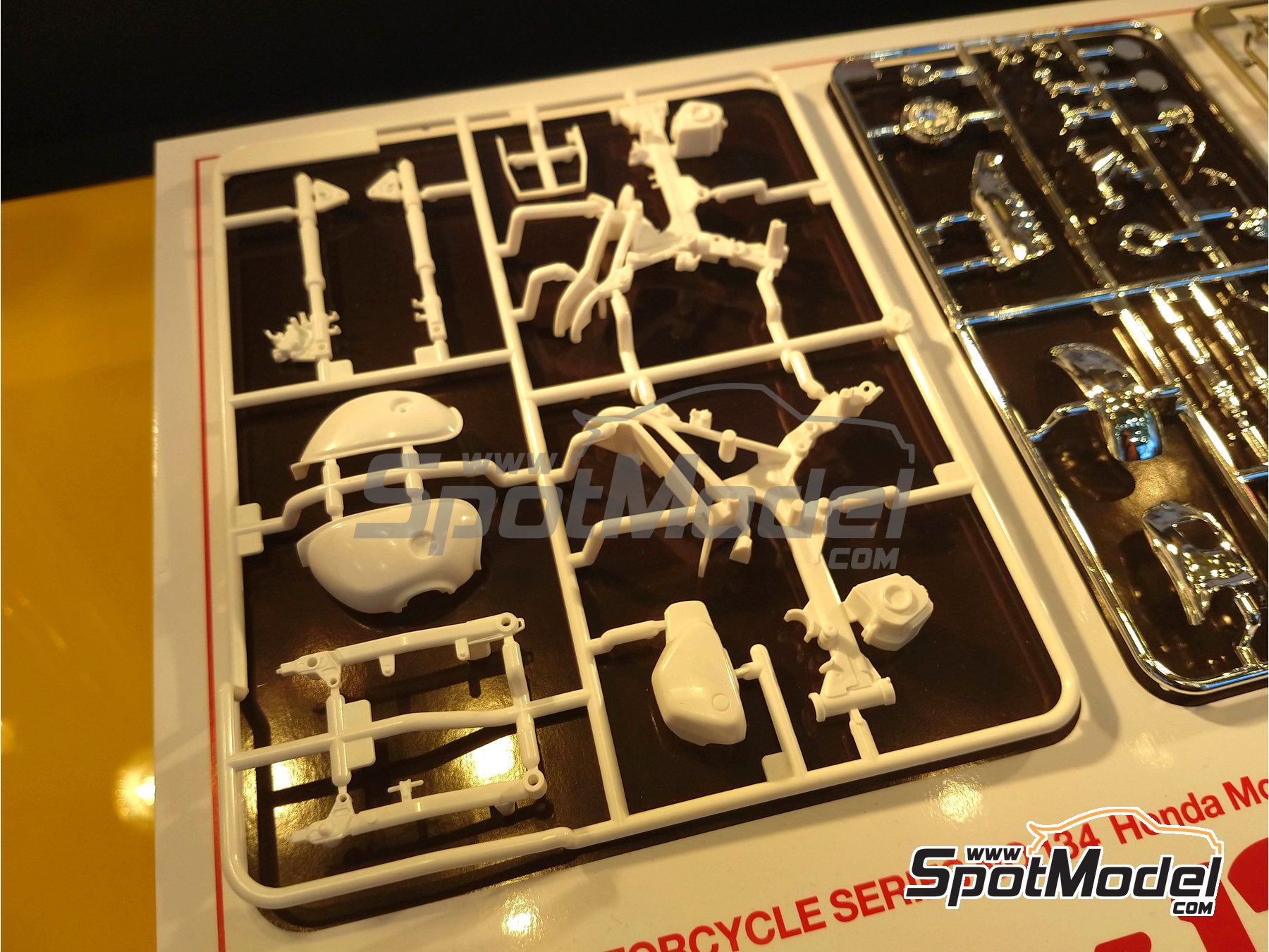 Image 7: Honda Monkey 125 | Motorbike scale model kit in 1/12 scale manufactured by Tamiya (ref.&nbsp;TAM14134, also 4950344141340 and 14134)