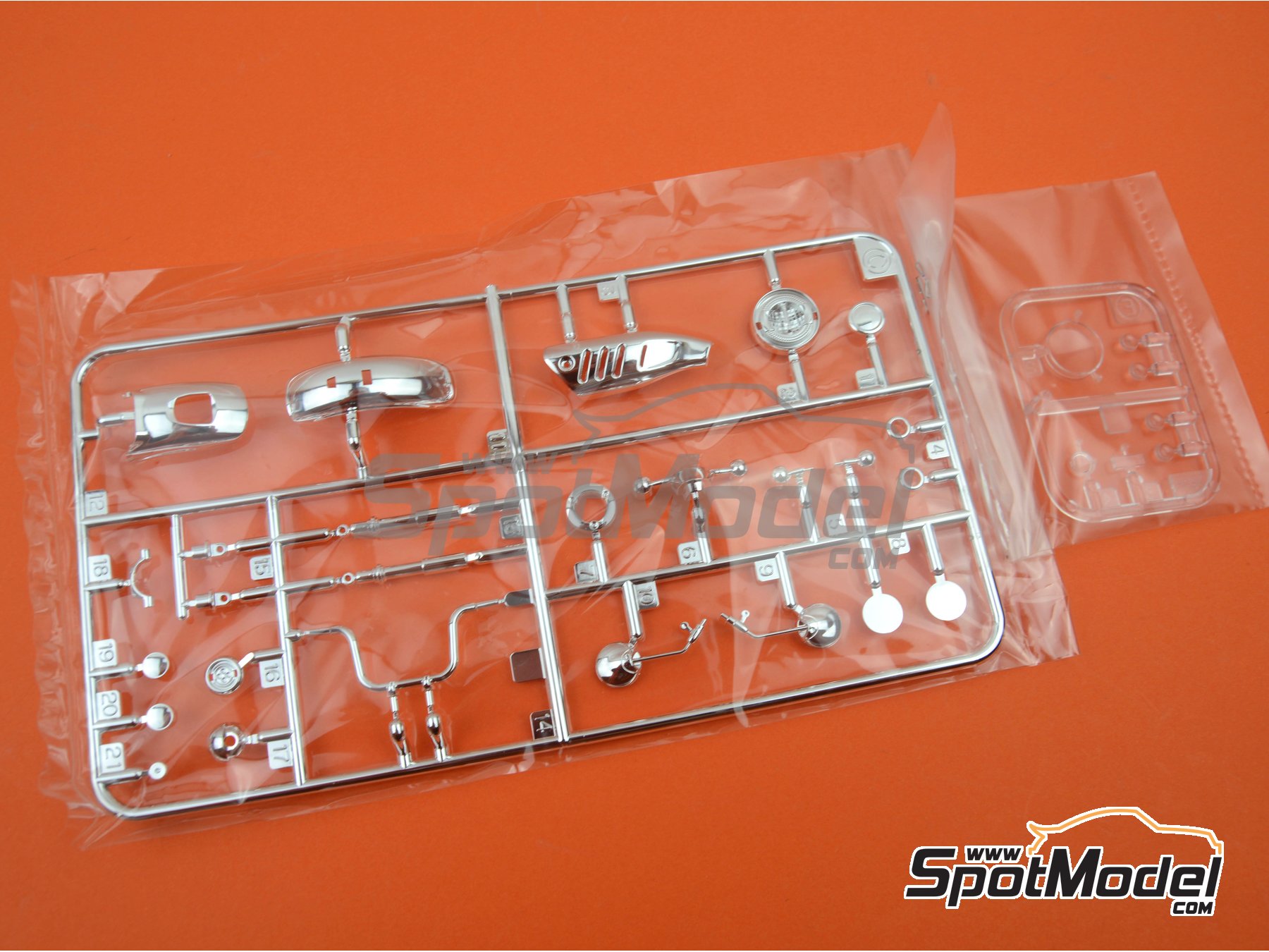 Image 11: Honda Monkey 125 | Motorbike scale model kit in 1/12 scale manufactured by Tamiya (ref.&nbsp;TAM14134, also 4950344141340 and 14134)