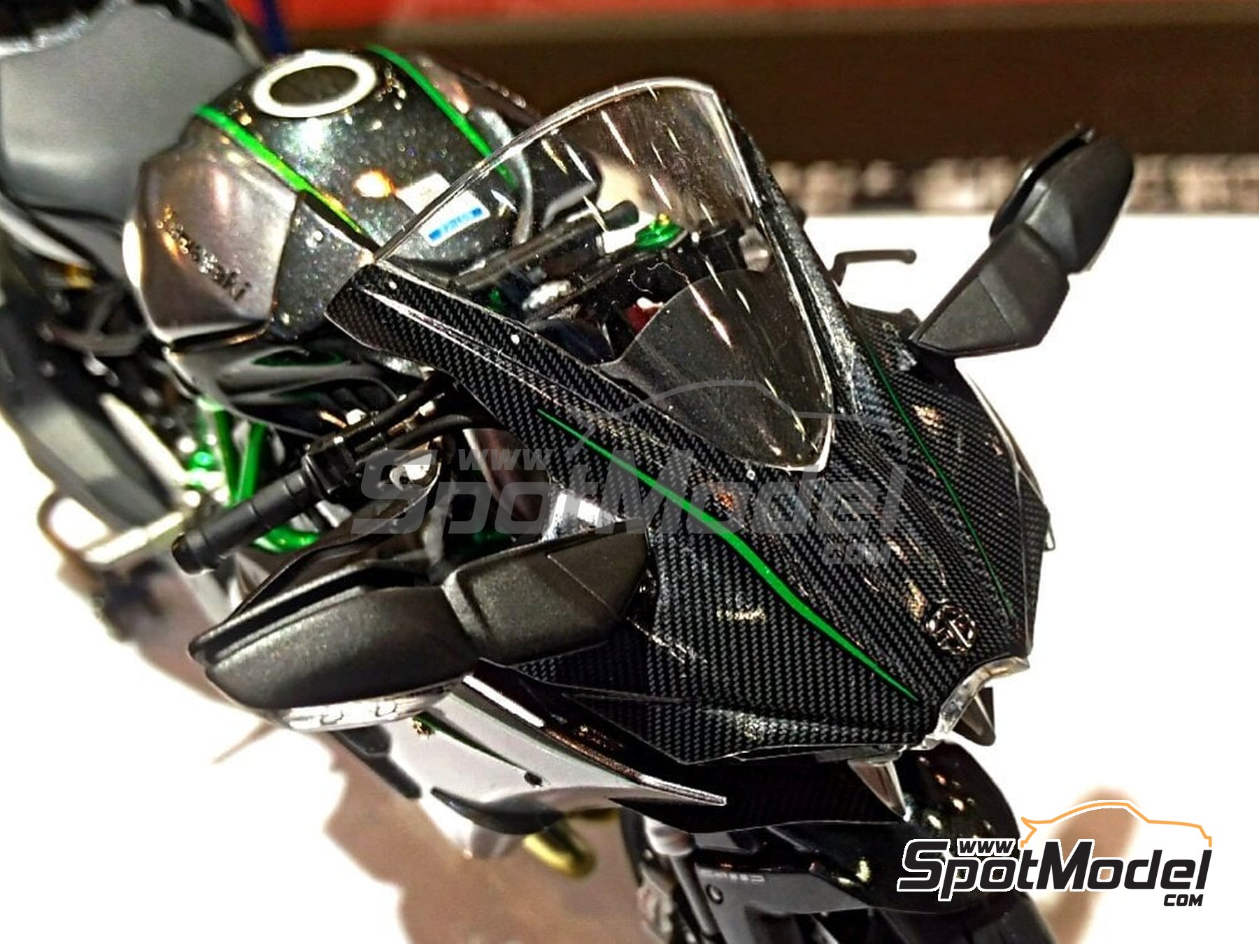 Image 4: Kawasaki Ninja H2 Carbon | Motorbike scale model kit in 1/12 scale manufactured by Tamiya (ref.&nbsp;TAM14136, also 4950344141364 and 14136)