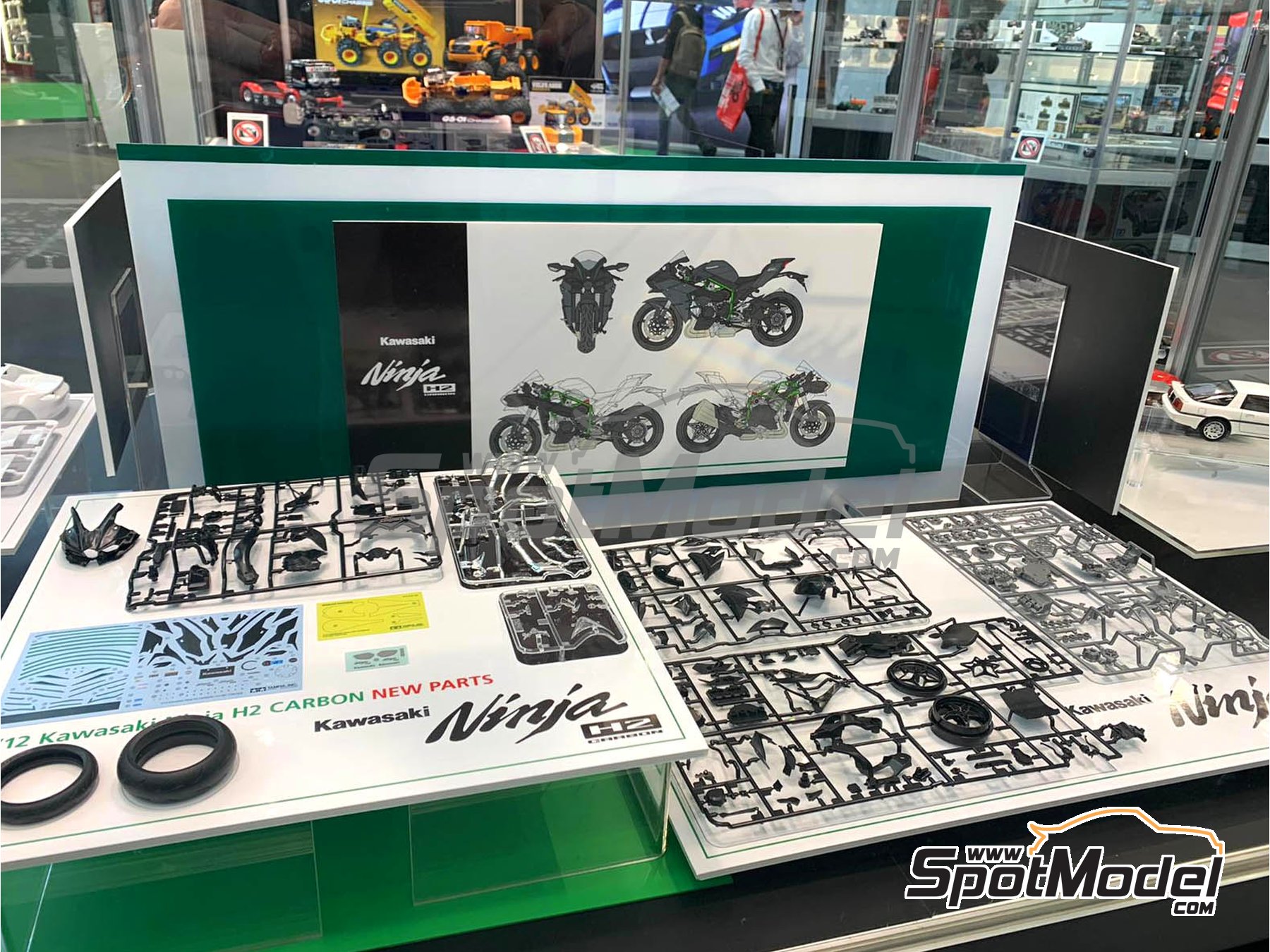 Image 7: Kawasaki Ninja H2 Carbon | Motorbike scale model kit in 1/12 scale manufactured by Tamiya (ref.&nbsp;TAM14136, also 4950344141364 and 14136)