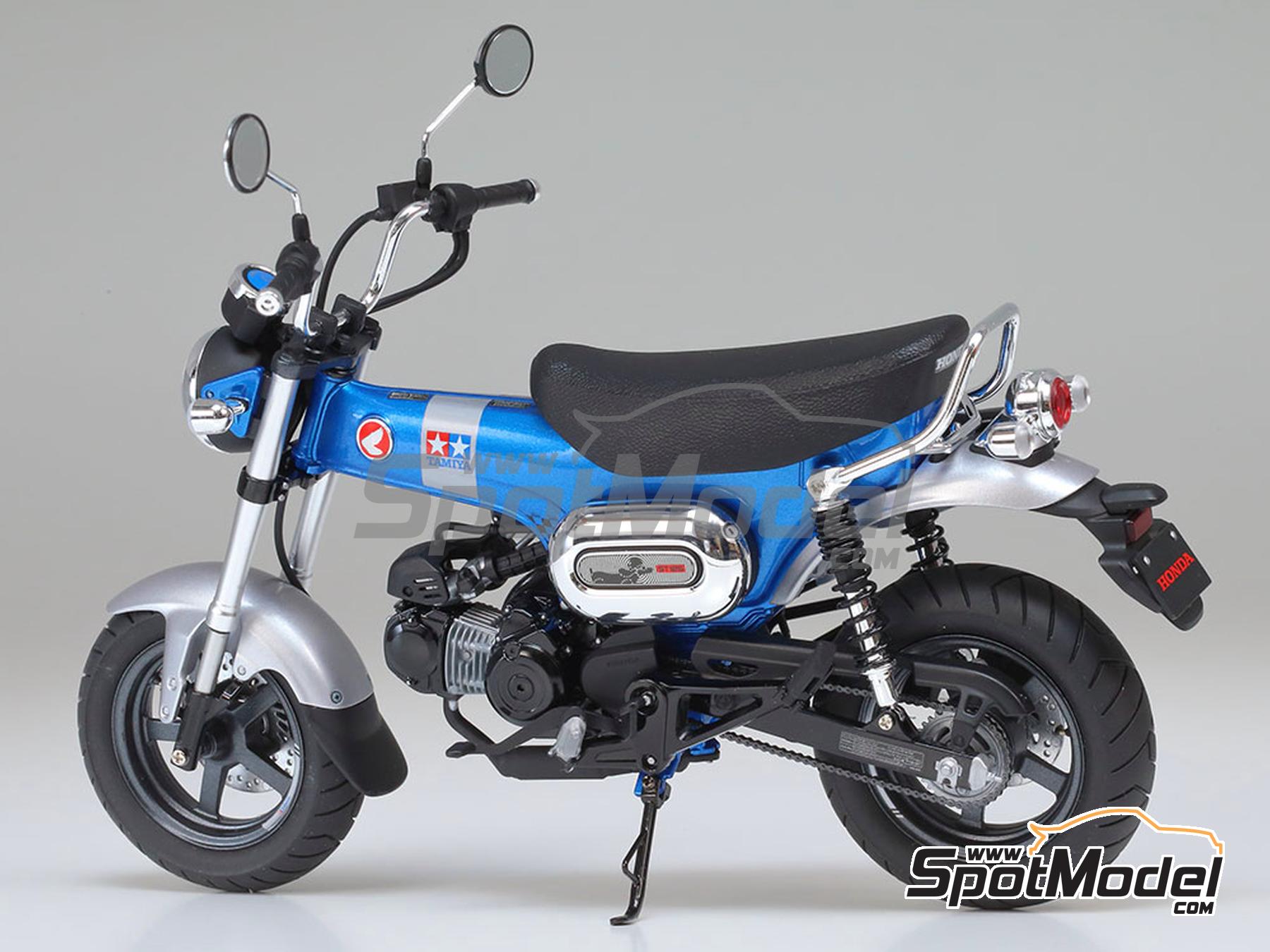 Honda Dax 125 sponsored by Tamiya. Motorbike scale model kit in 1/12 scale  manufactured by Tamiya (ref. TAM14142, also 4950344141425 and 14142)