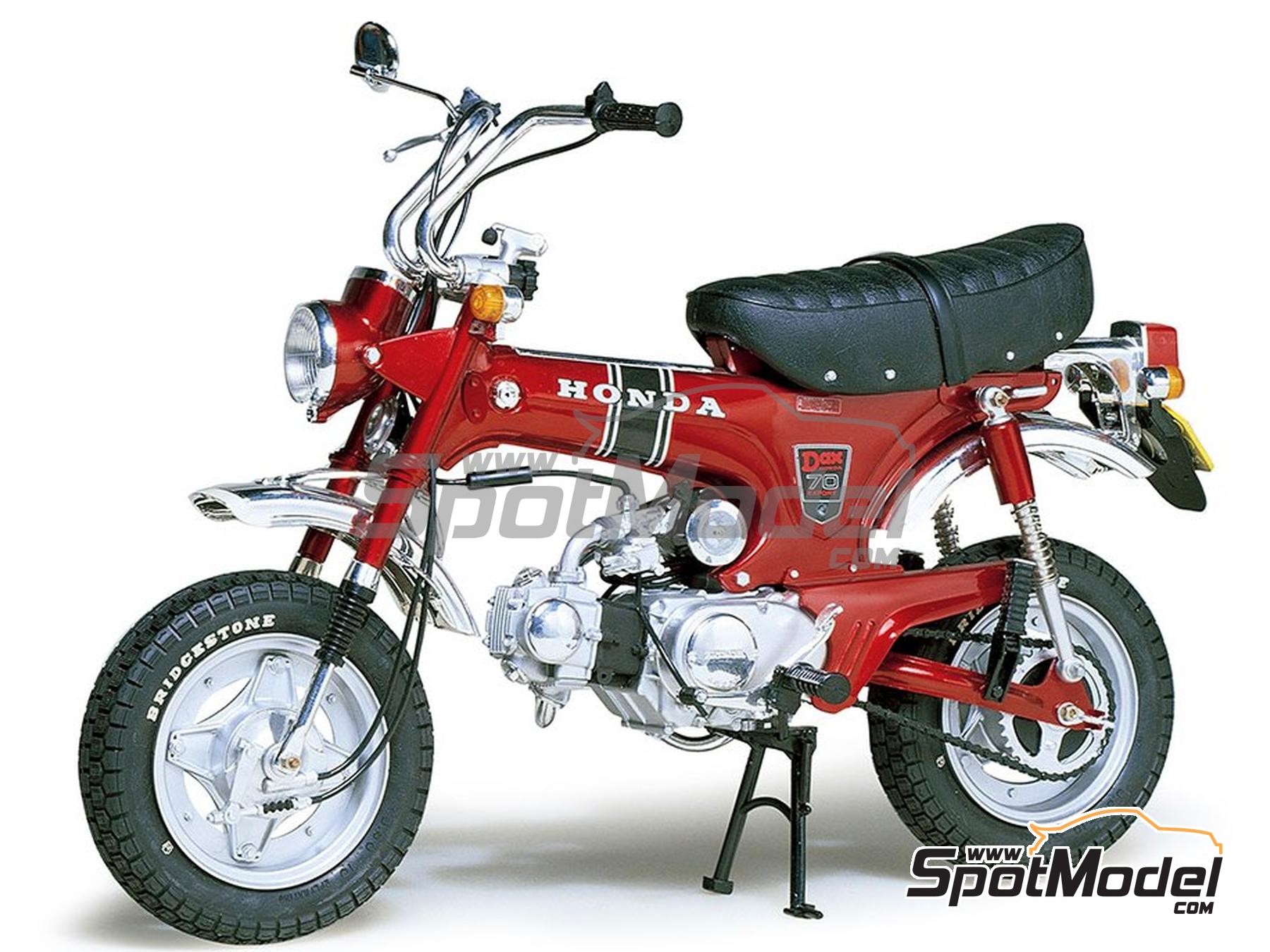 Image 2: Honda Dax ST70 Export -  1970 | Motorbike scale model kit in 1/6 scale manufactured by Tamiya (ref.&nbsp;TAM16002, also 4950344082858 and 16002)